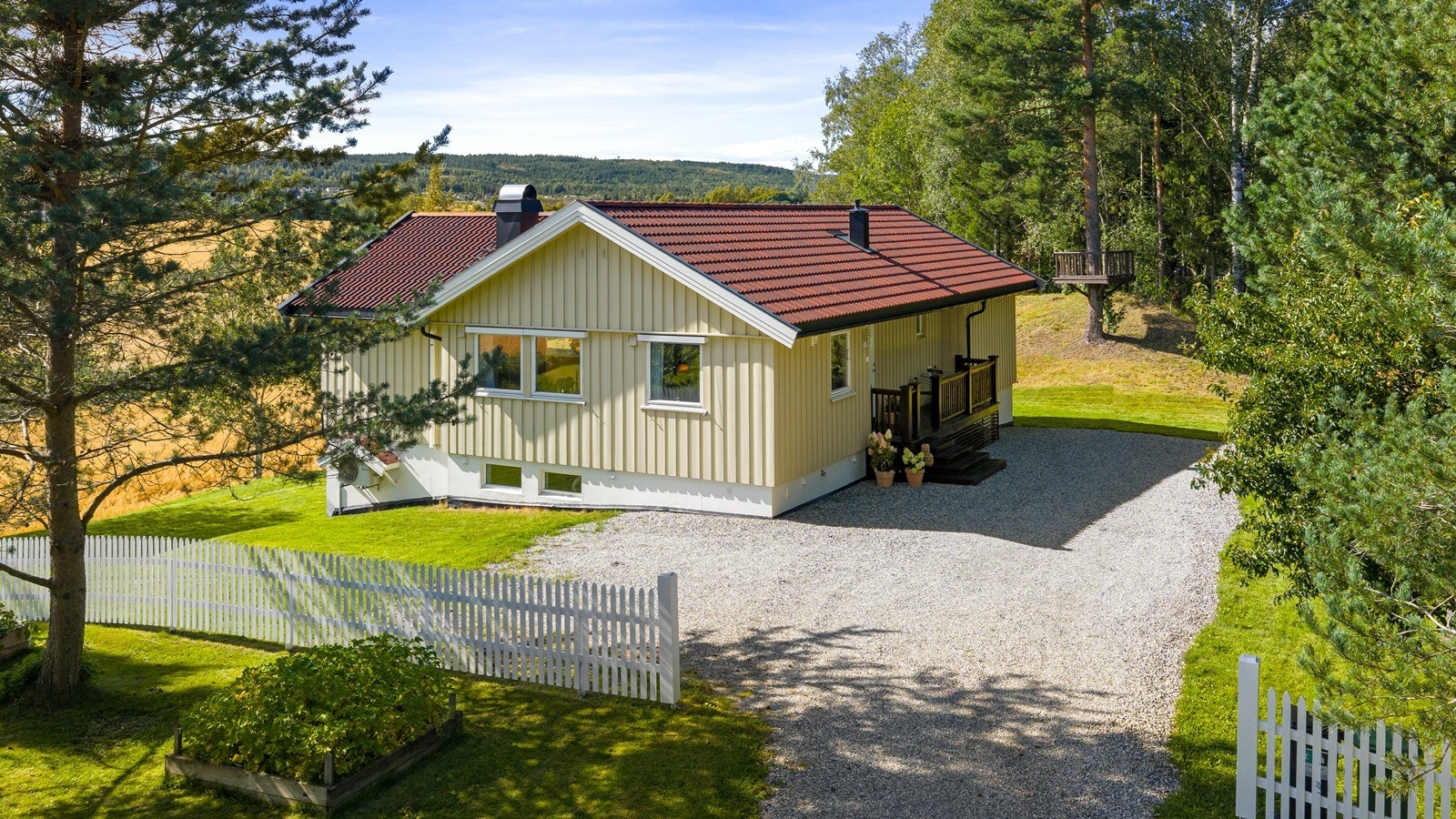 Eiendommen ligger innerst i veien, har en gruset gårdsplass og godt med biloppstillingsmuligheter på egen eiendom. Galleribilde