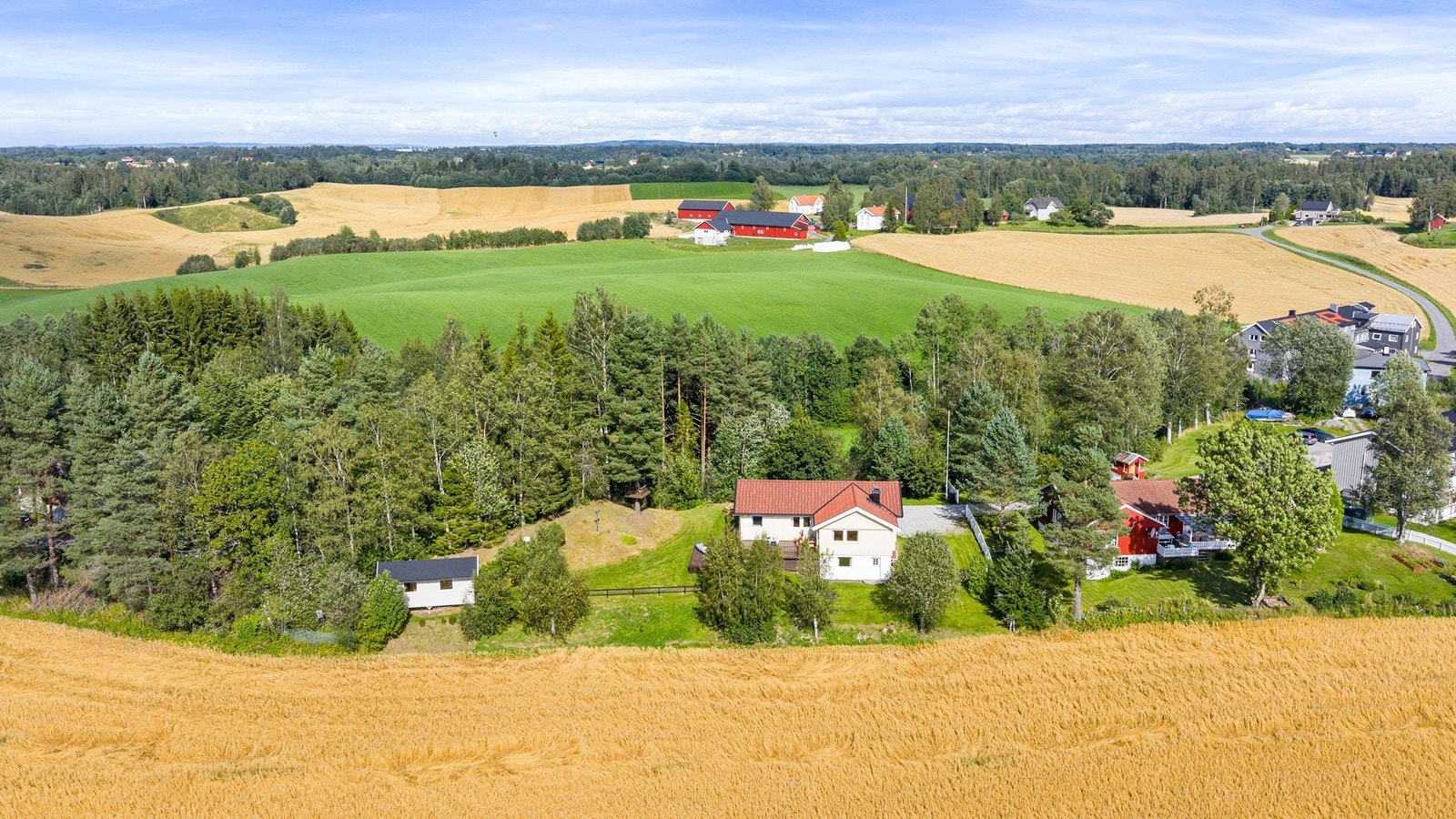 Dronefoto. Boligen ligger landlig til på Holter i Nannestad. Galleribilde