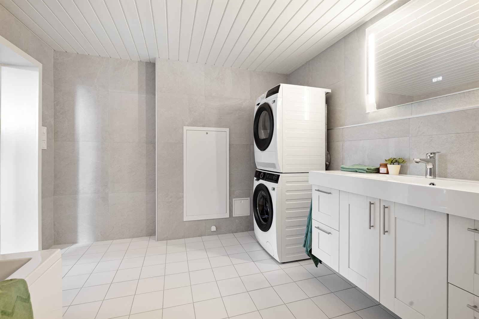 På badet er det god plass til vaskemaskin og tørketrommel. Galleribilde