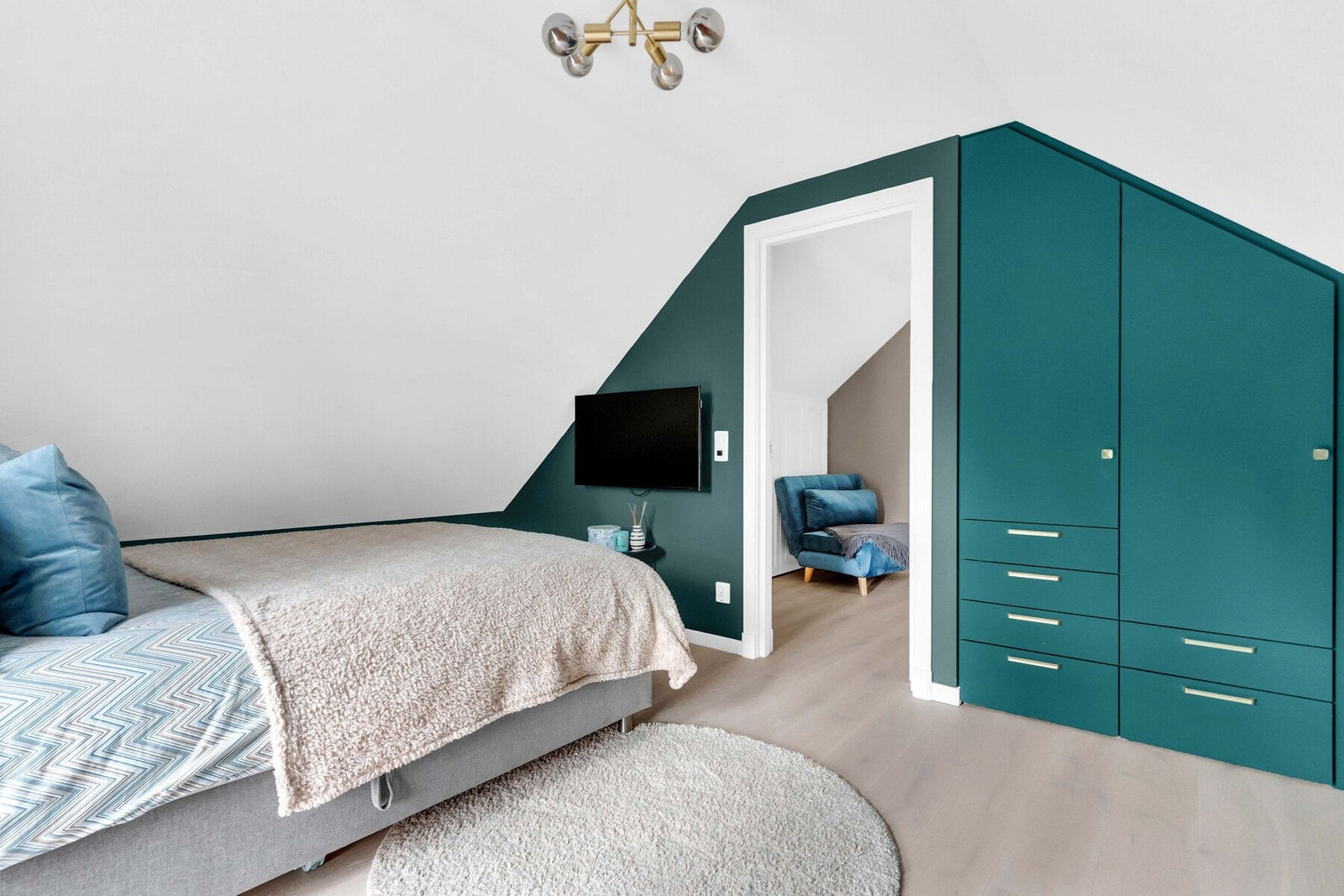 Rommet er svært gode oppbevaringsløsninger i dype skap med smarte løsninger. Galleribilde