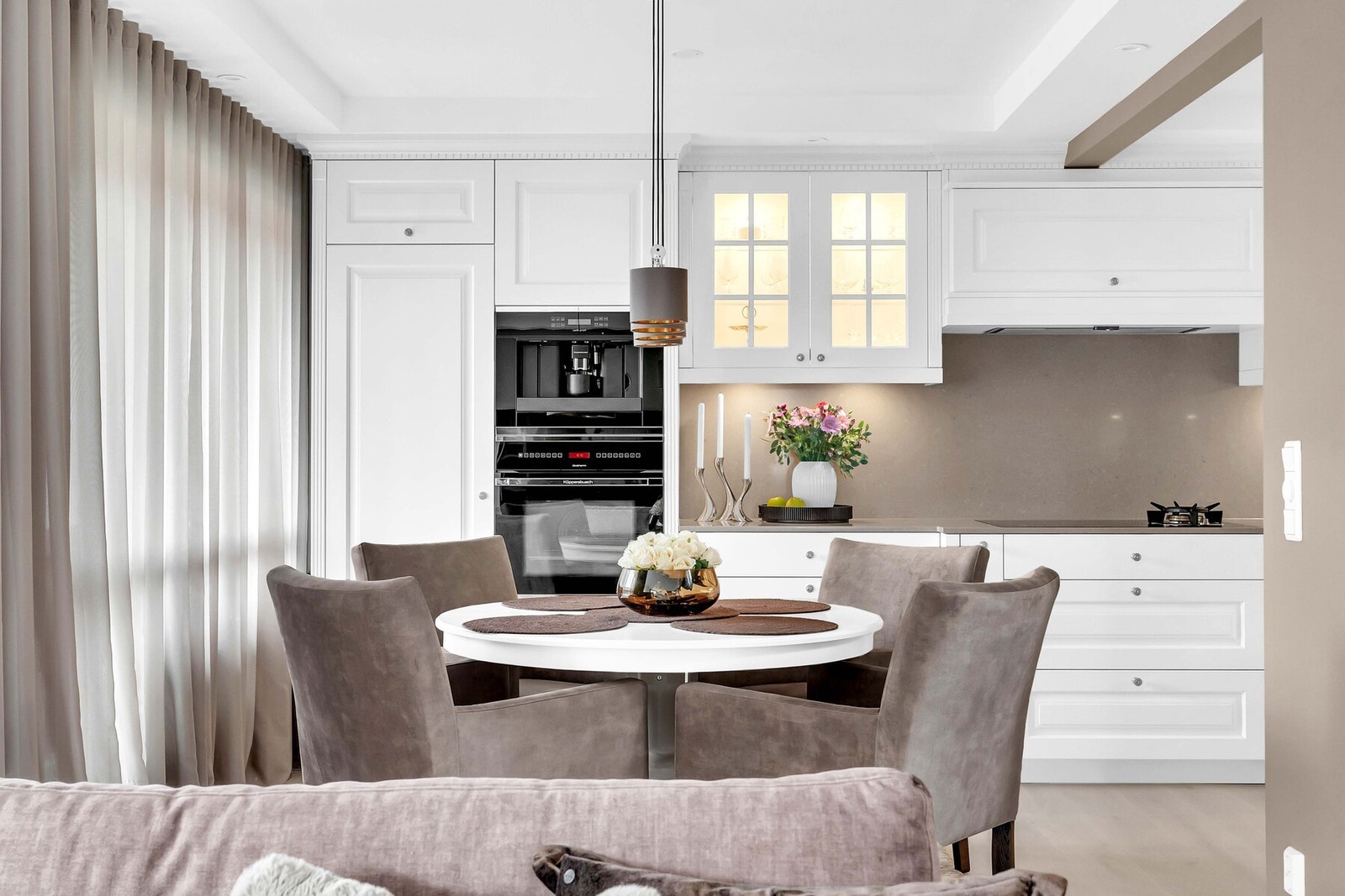 Klassisk og tidløst kjøkken med profilerte fronter og benkeplate av stein. Galleribilde