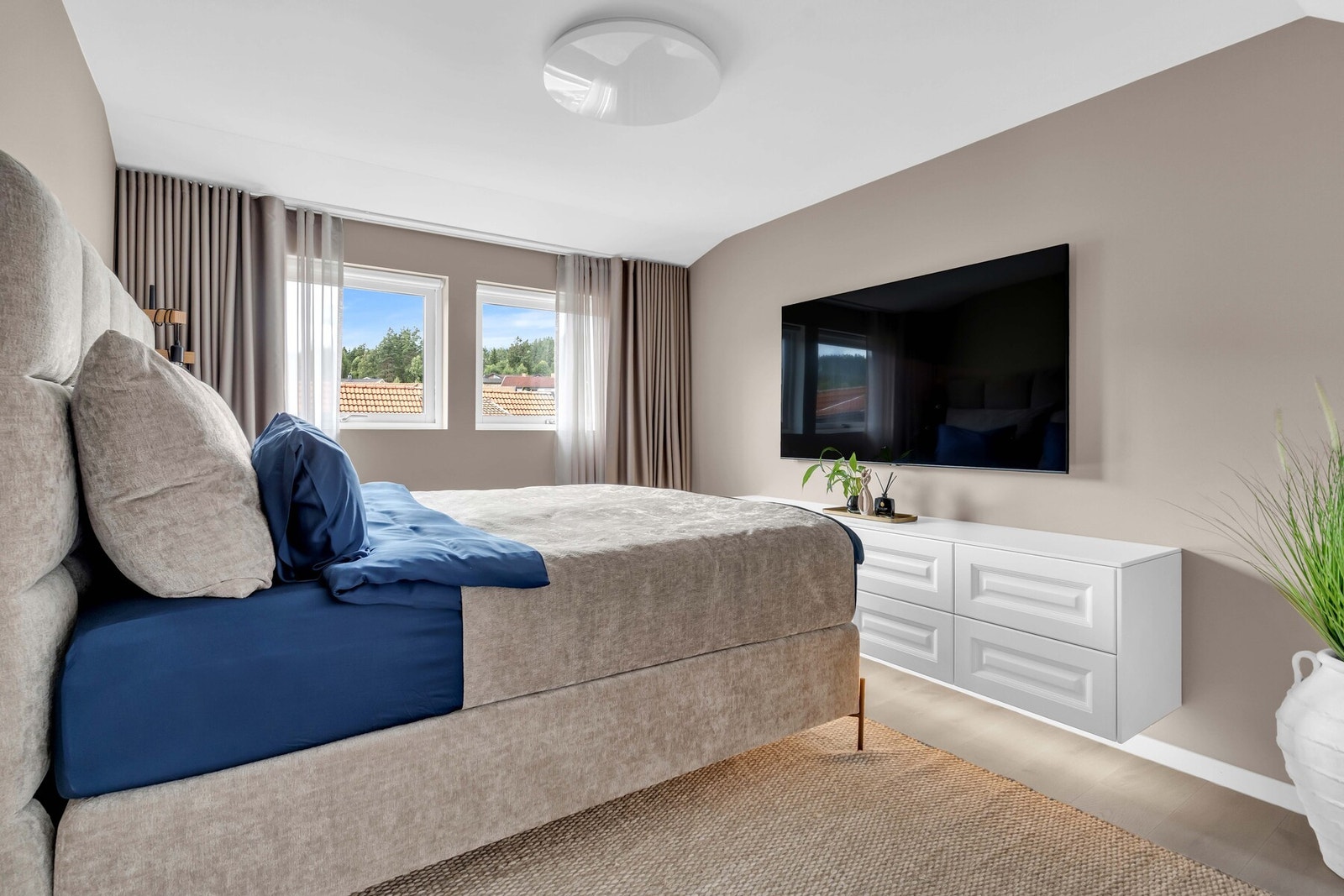 Rommet er malt i tidsriktige lyse toner, og samme gulv er lagt som i hovedetasjen. Galleribilde