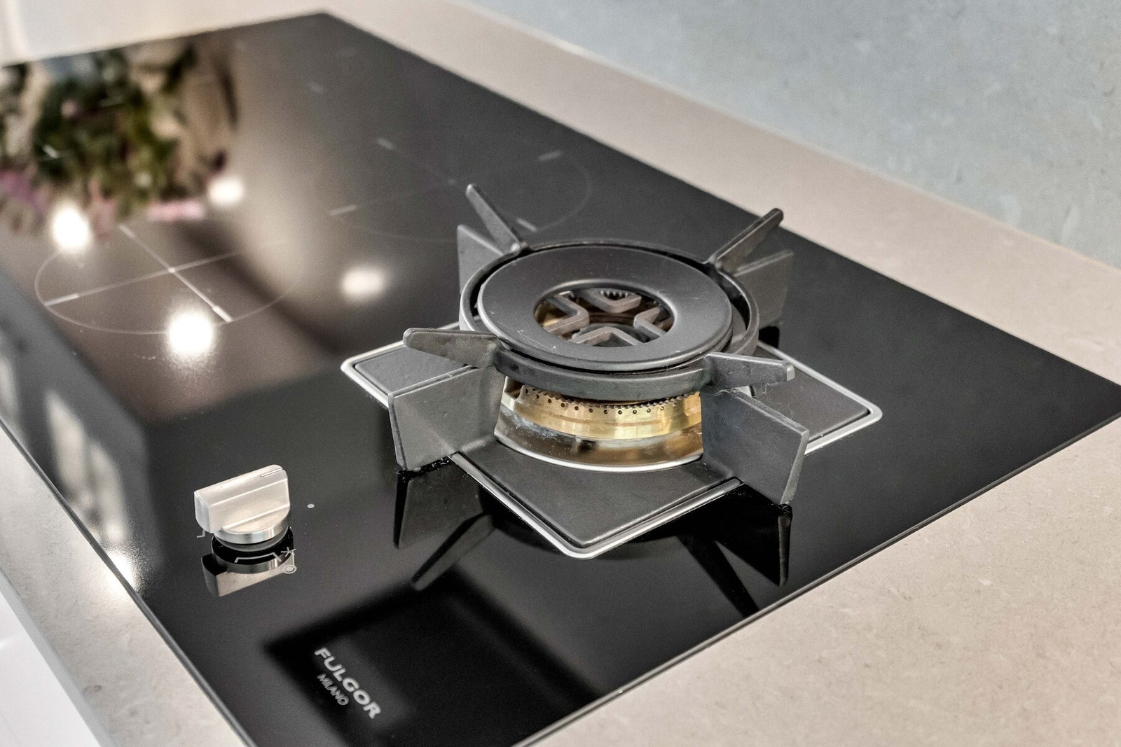 Platetoppen er kombinert med både induksjonstopp og gass. Galleribilde