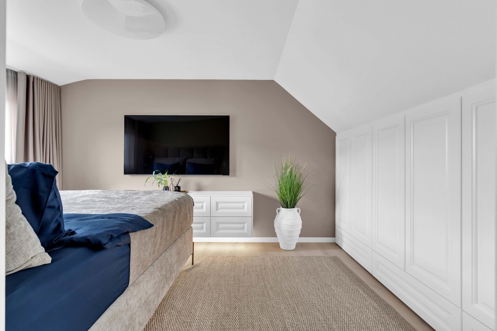 Hovedsoverommet er svært romslig, med integrert garderobeløsning. Galleribilde