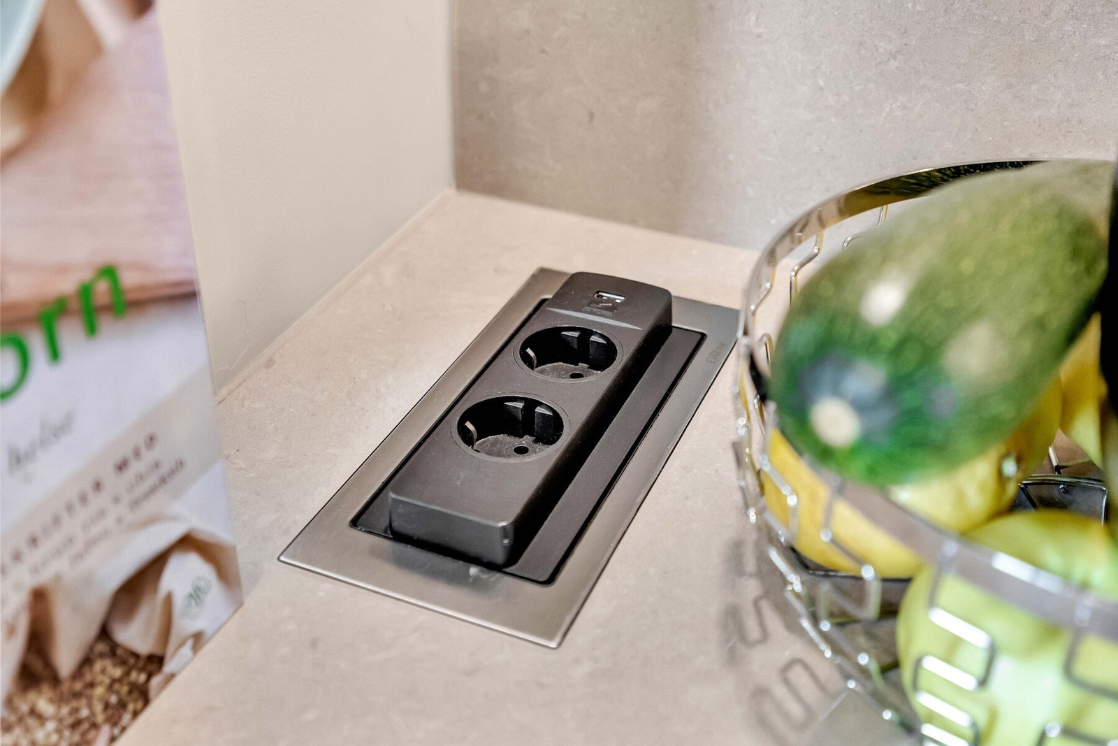 Integrerte løsninger som stikkontakter i benkeplaten gjør hverdagen både enklere og mer elegant. Galleribilde