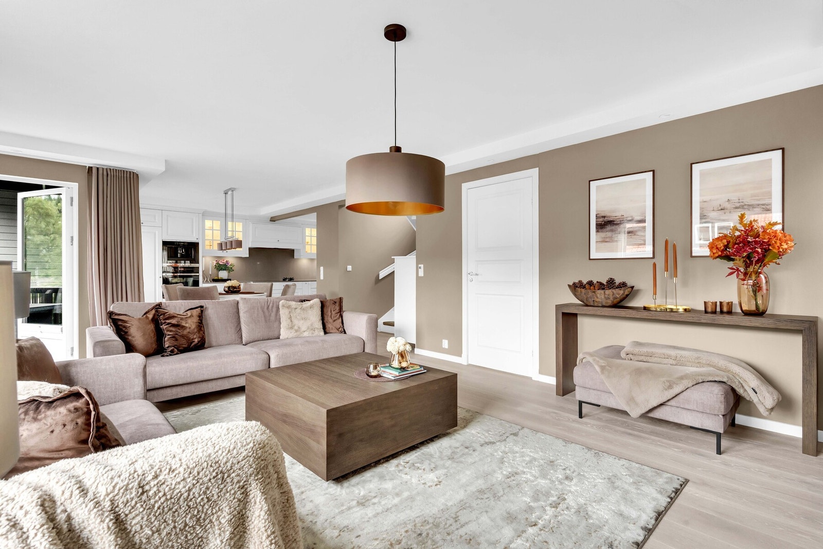 Den åpne planløsningen gjør stuen svært fleksibel, med naturlige overganger mellom stue og spisestue. Galleribilde