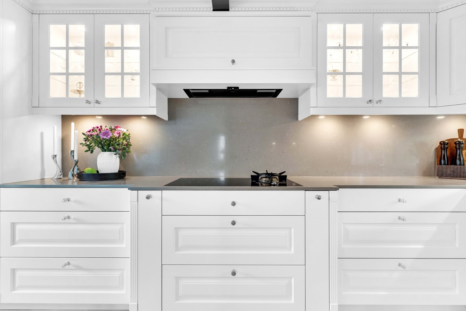 Integrerte hvitevarer gir sømløse overganger, og kjøkkenviften er mekanisk for god avtrekk. Galleribilde