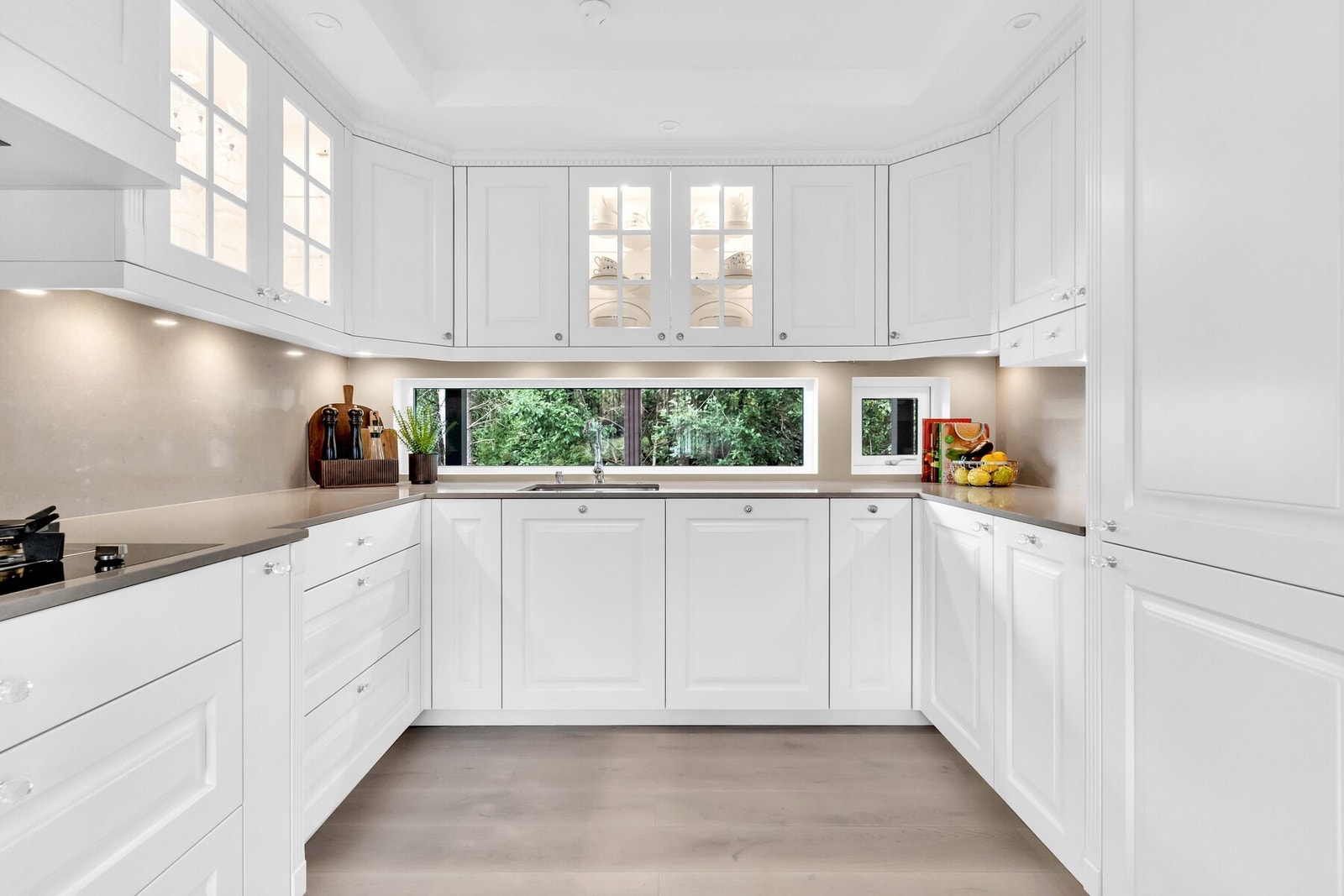 Smarte løsninger med rikelig skapplass, god arbeidsflate og stilrene detaljer. Kjøkkenvinduet vender mot grøntarealer. Galleribilde