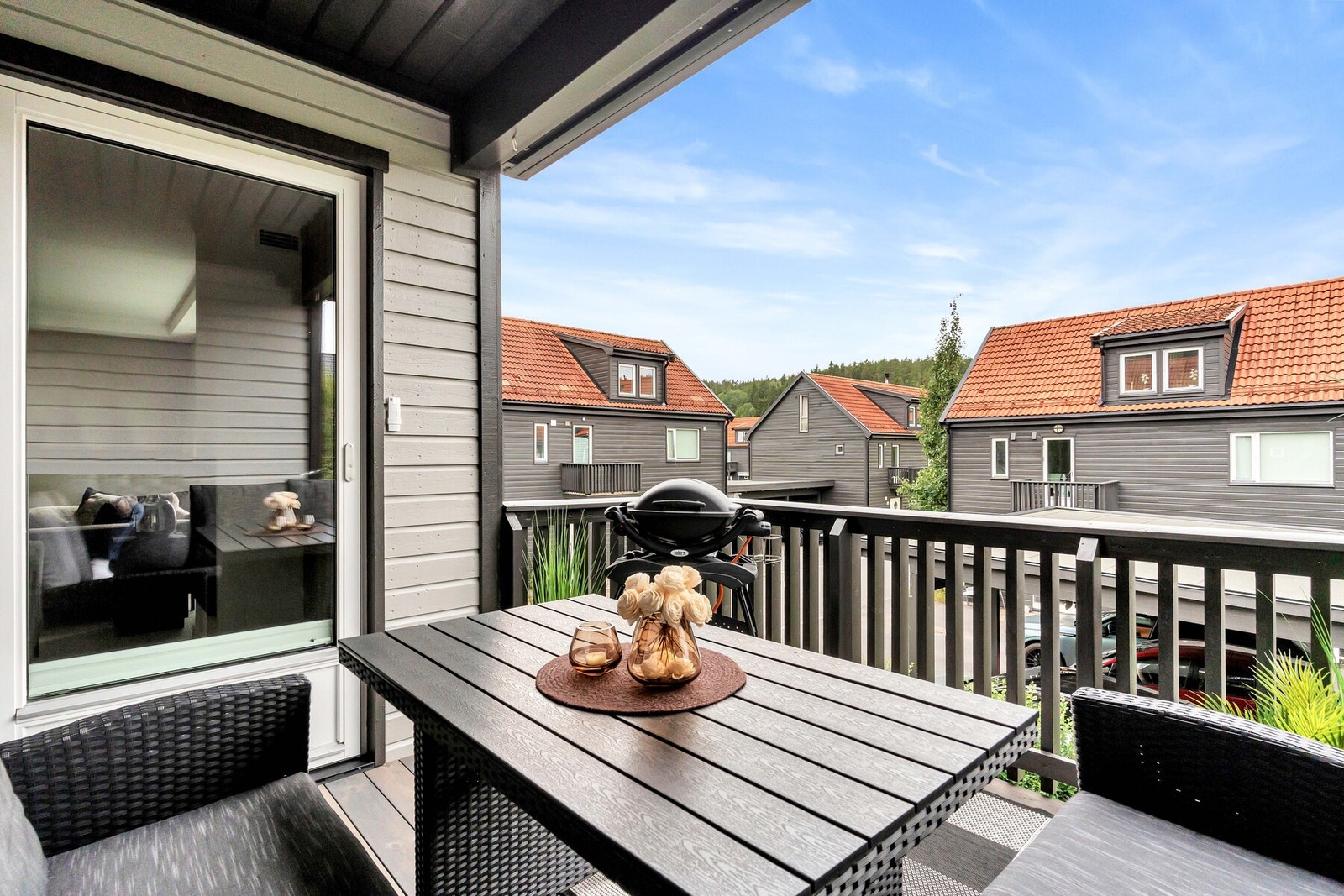 Fra stuen er det direkte utgang til en terrasse, som utvider oppholdsarealet på sommerstid. Galleribilde