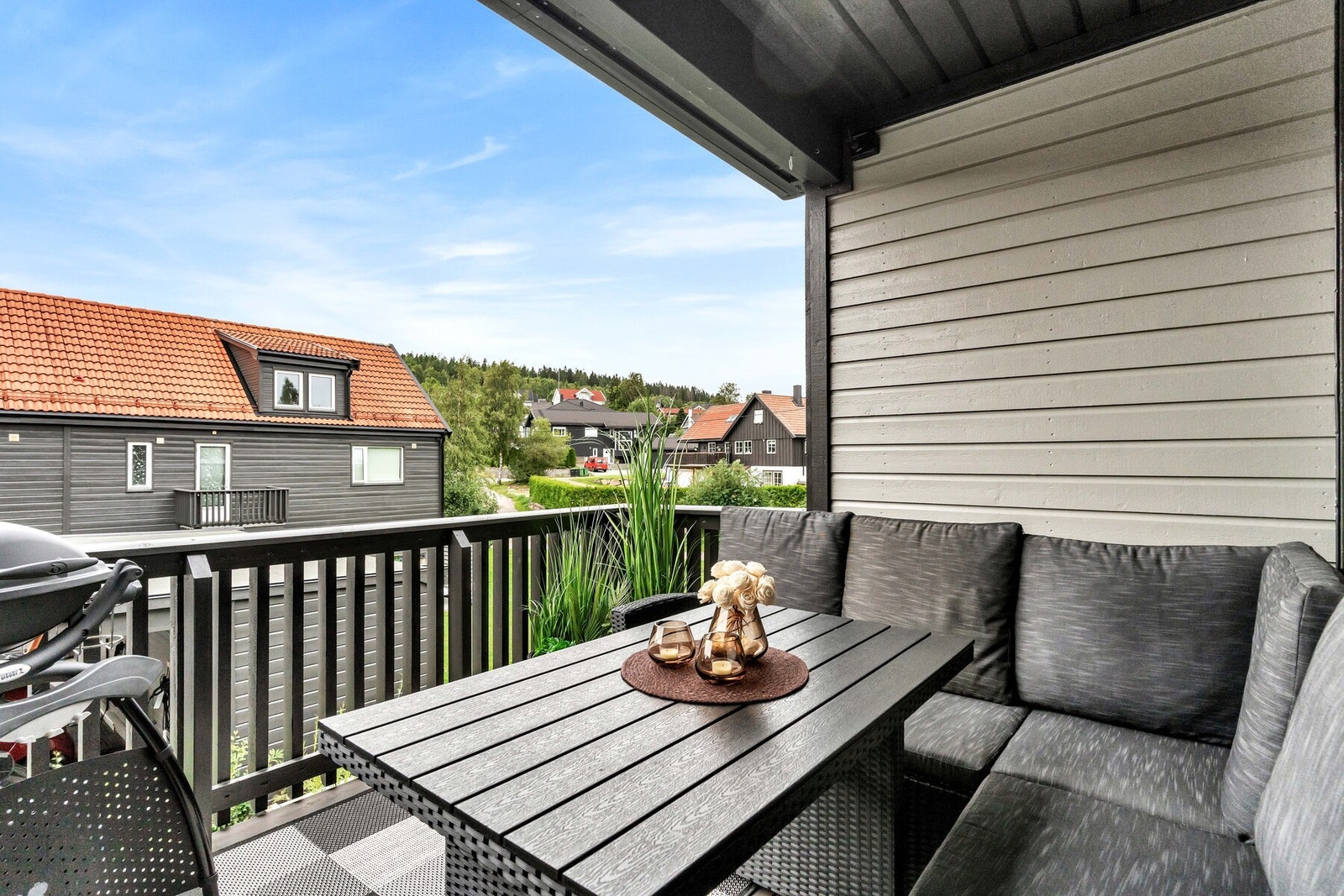 Fra stuen er det direkte utgang til en terrasse, som utvider oppholdsarealet på sommerstid. Galleribilde