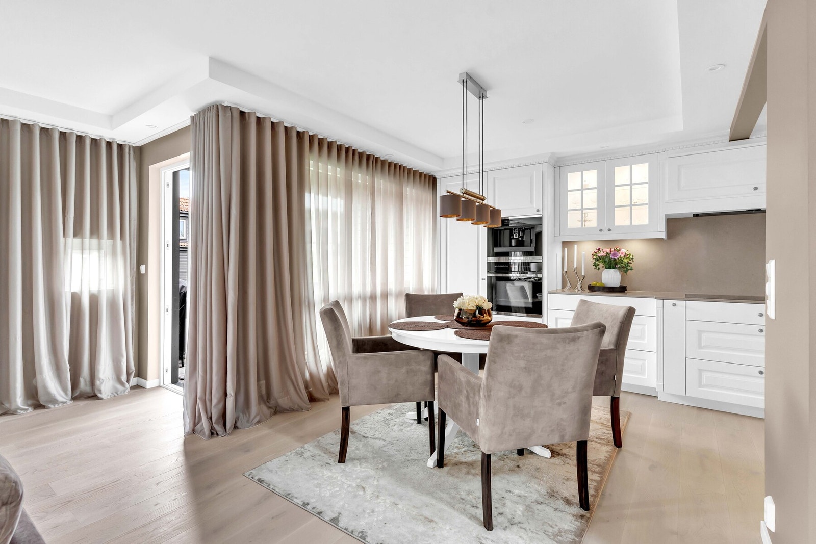 Spiseplassen ligger ideelt plassert i nærheten av kjøkkenet og binder sammen oppholdsrommene. Galleribilde