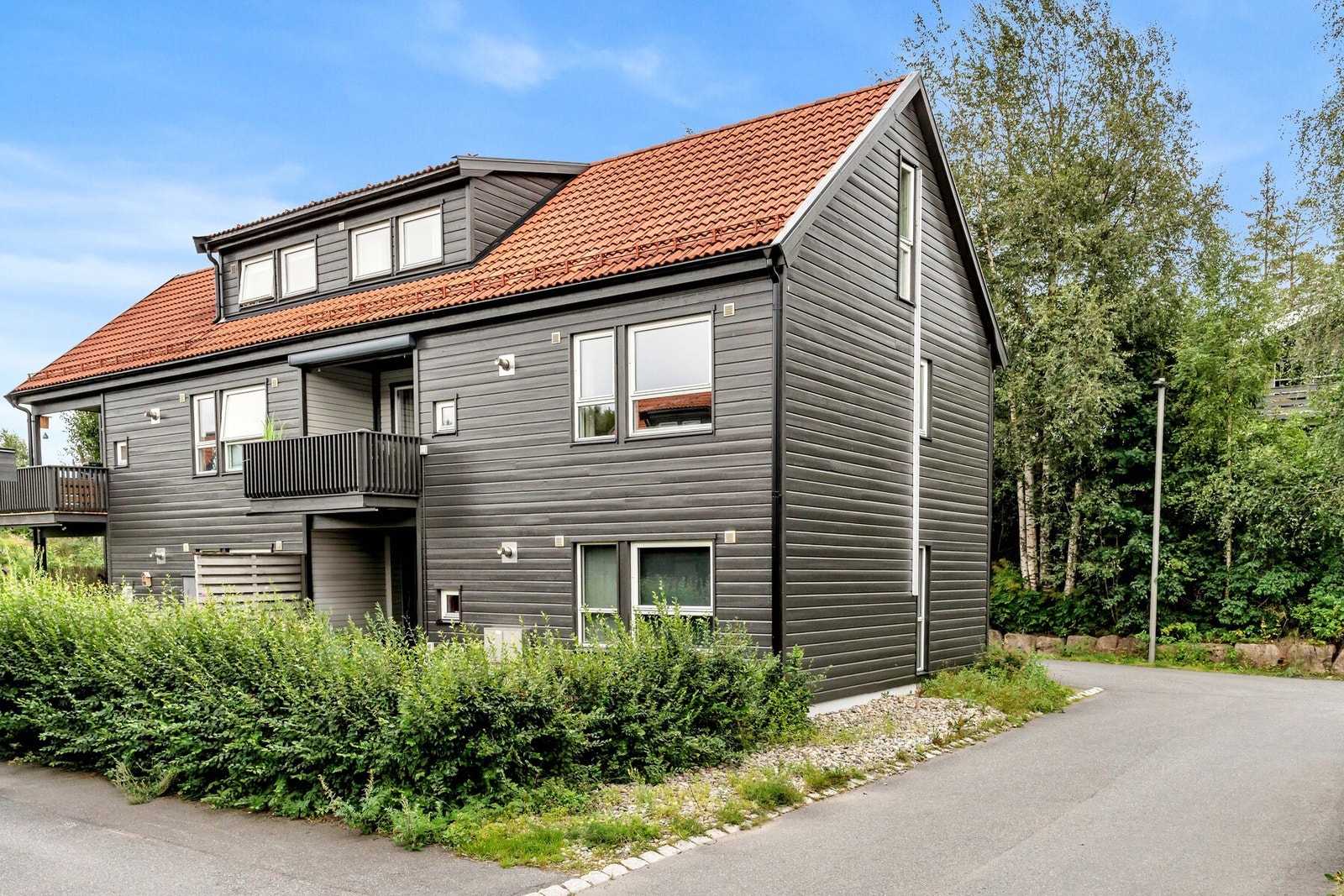 Eiendommen ligger i et rolig og etablert område på Skytta i Nittedal kommune. Galleribilde