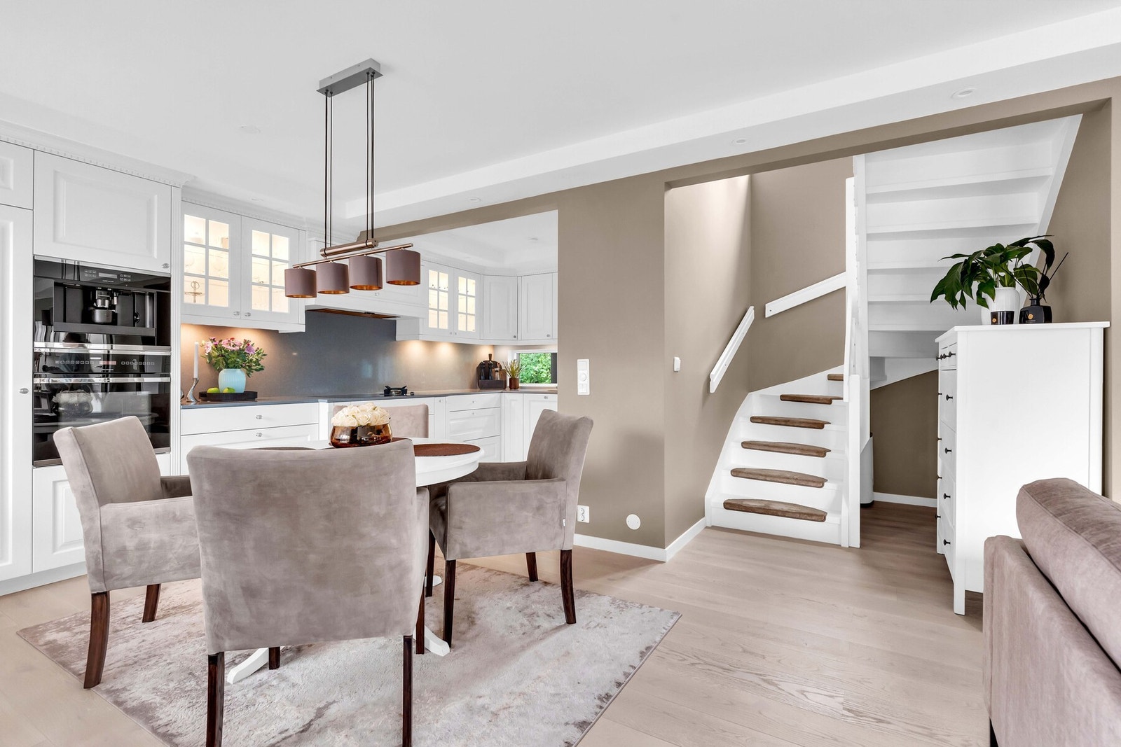 Vi beveger oss videre opp i loftsetasjen, hvor vi finner boligens to soverom. Galleribilde