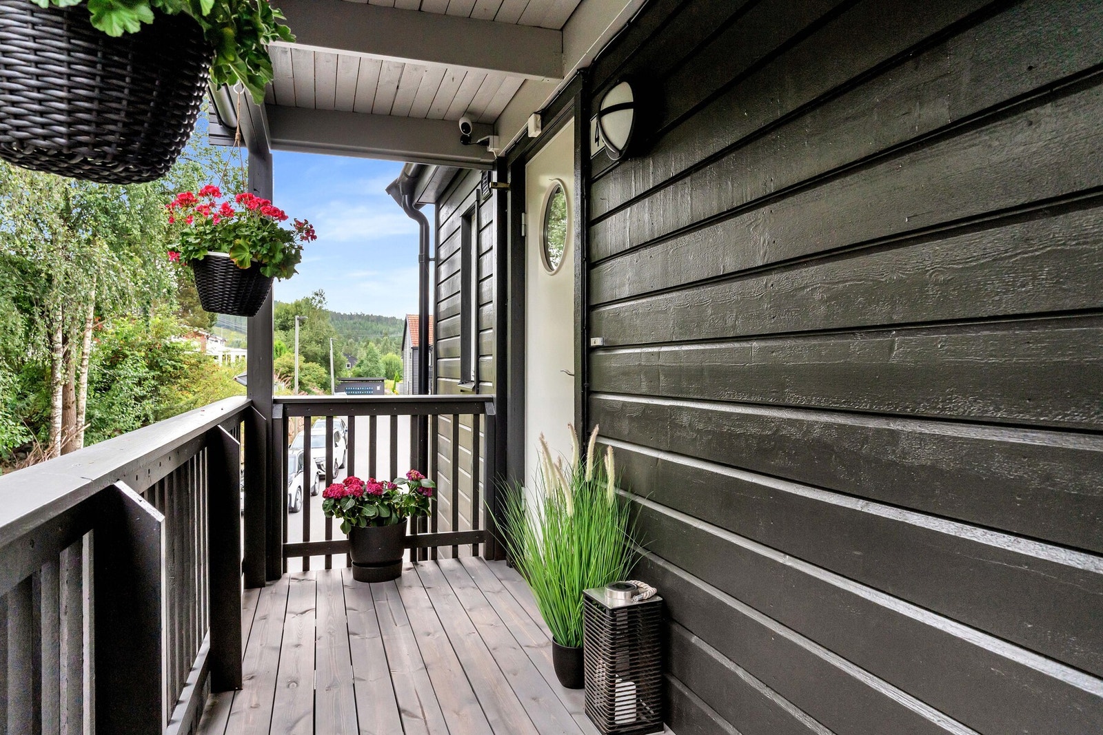 Overbygget inngangsparti gir lun og skjermet adkomst. Galleribilde