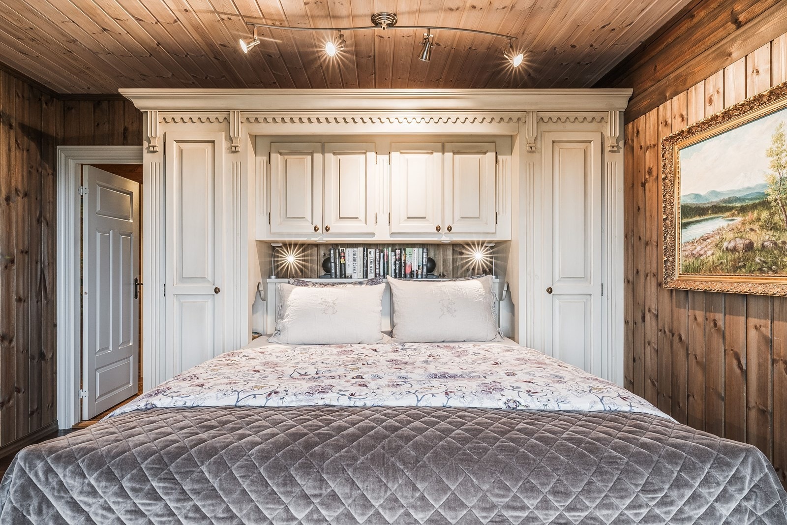 Soverommet er av god størrelse, og er innredet med en flott heltre seng fra Os Trekultur med praktisk oppbevaringsmøblemet. Sengemøbelet har også innebygde skuffer under sengen, innfelt nattbordshylle på hver side, samt hylle over hodeenden. Galleribilde