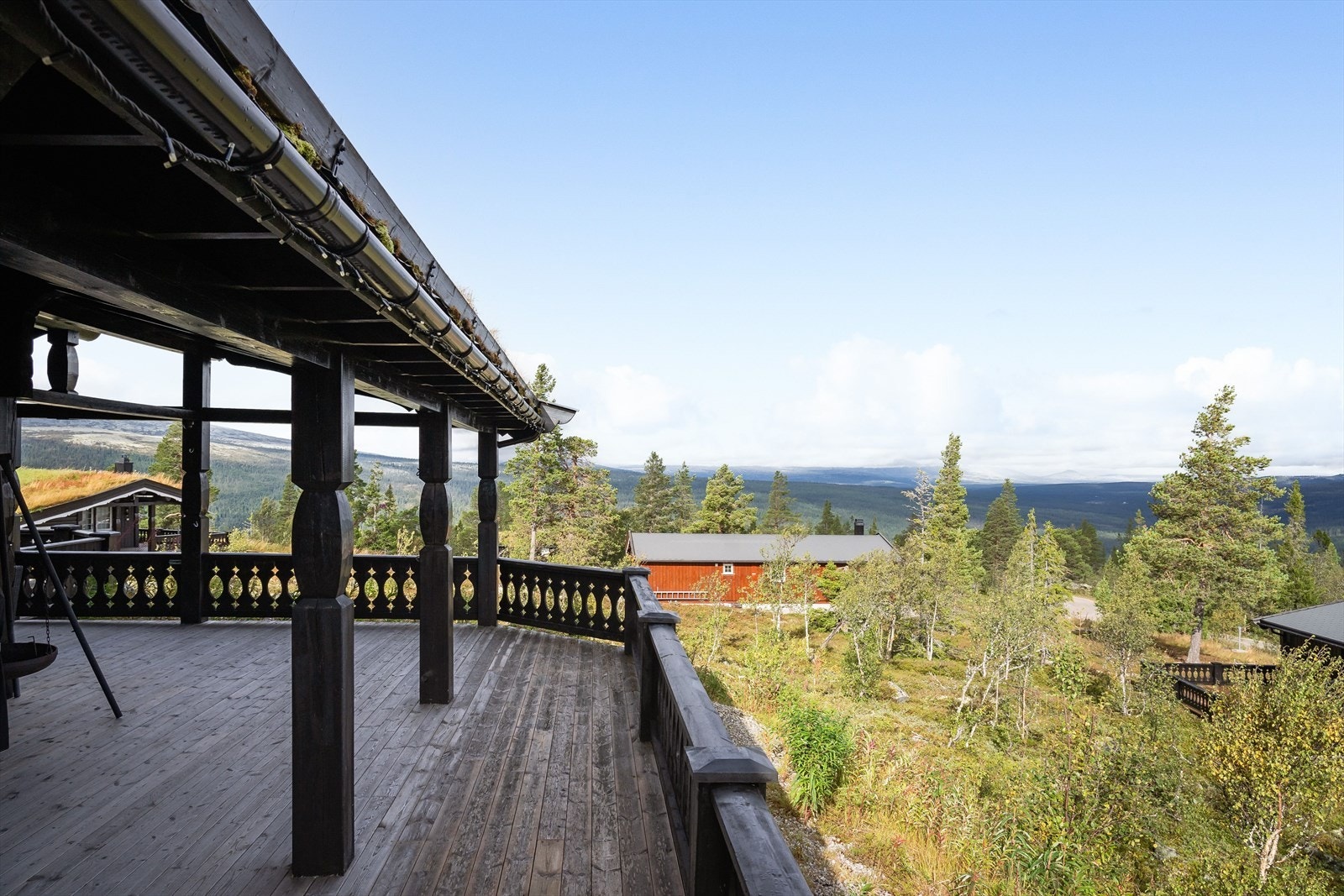 Eiendommen har en fantastisk beliggenhet øverst i Engerdal Østfjell med panoramautsikt over både nærområdet med skogkledde åser, og velkjente fjelltopper. Galleribilde