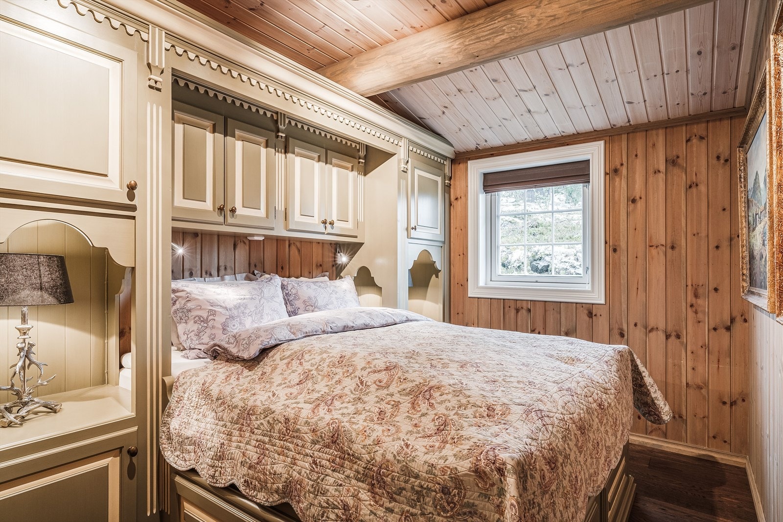 Det andre soverommet er også innredet med en flott senge- og oppbevaringsløsning - også fra Os Trekultur. Denne sengen har også innebygde skuffer under sengen, som gir svært praktiske oppbevaringsmuligheter! Galleribilde