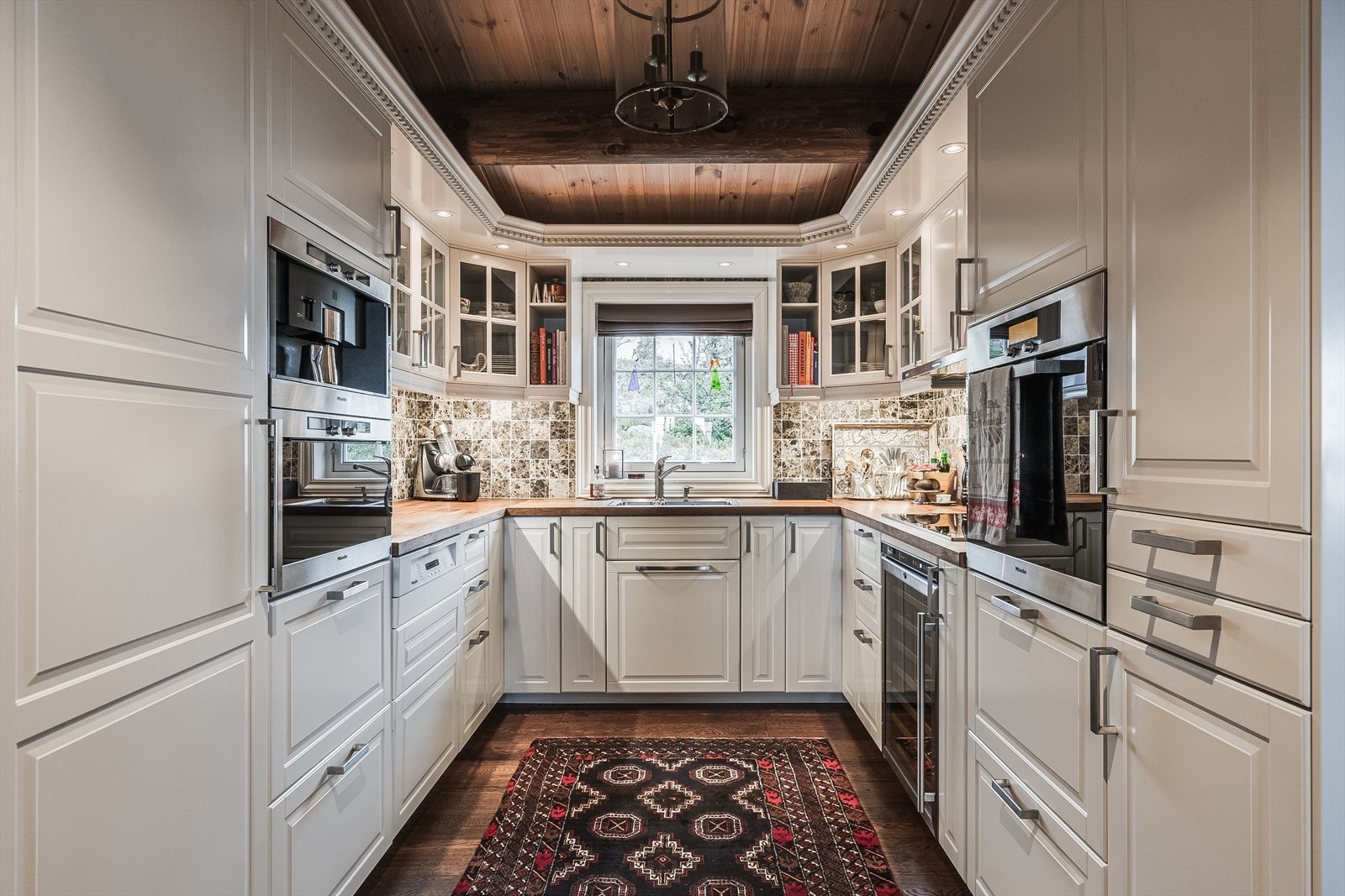 Innredningen sørger for god oppbevaringsplass og gode arbeidsflater, og fliser i benkeryggen sørger for enklere renhold. Galleribilde