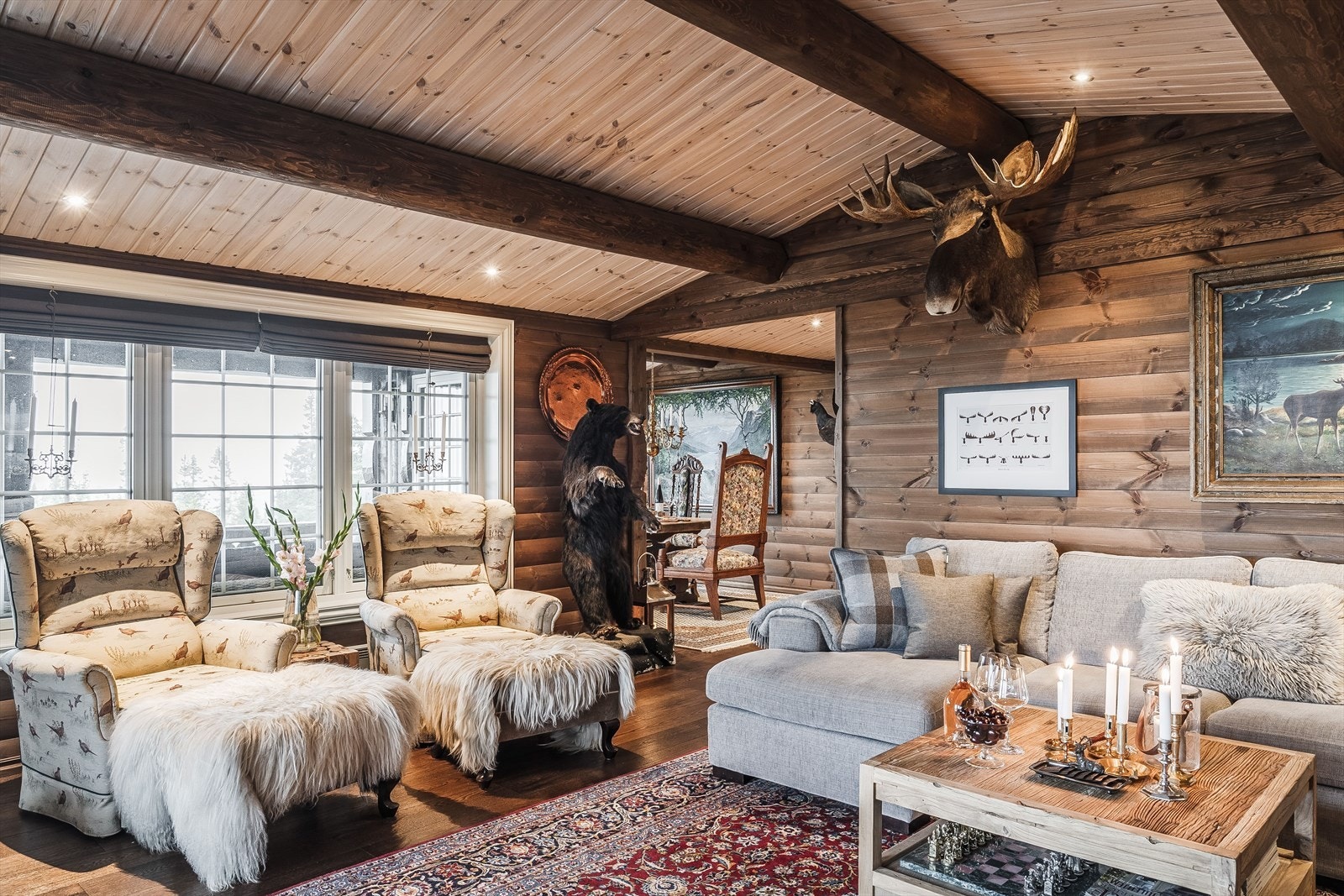 Stuen har store vindusflater mot nord- og vest, som byr på flott utsikt. Den overbygde terrassen som har adkomst fra stue, sørger for god værskjerming mot stuevinduene i tillegg til at det skjermer godt mot direkte sollys. Galleribilde