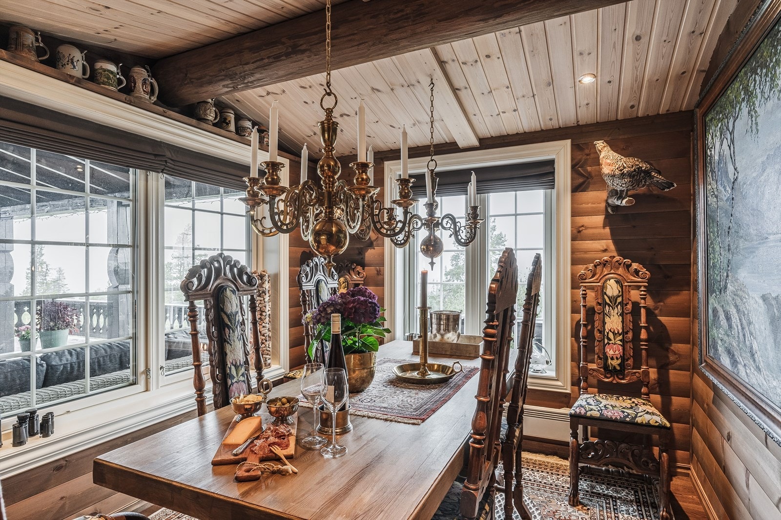 Midt i hytta åpner det seg opp med kjøkken på den ene siden, og spisestuen på den andre siden. Store vindusflater på flere sider sørger for et godt innslipp av naturlig dagslys, i tillegg til at man kan nyte den flotte utsikten mens man inntar et måltid Galleribilde