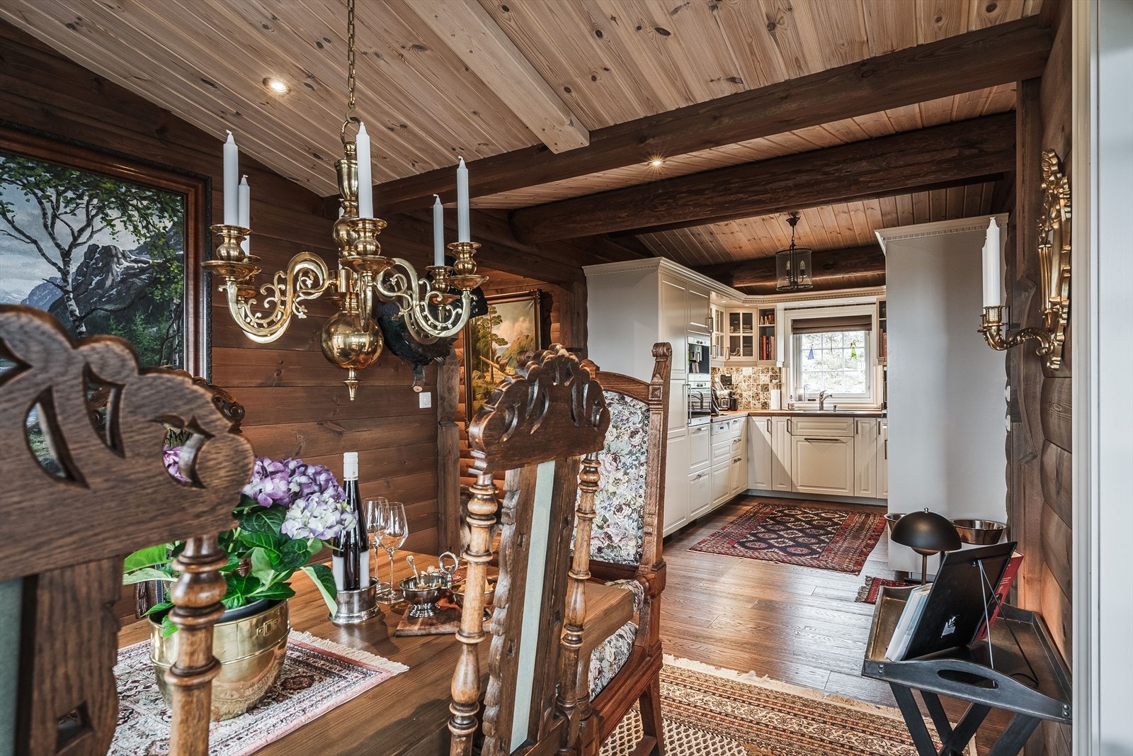 Den åpne løsningen til kjøkkenet sørger for et sosialt rom som gjør det enkelt å holde kontakten med familie eller venner mens man lager mat. Galleribilde