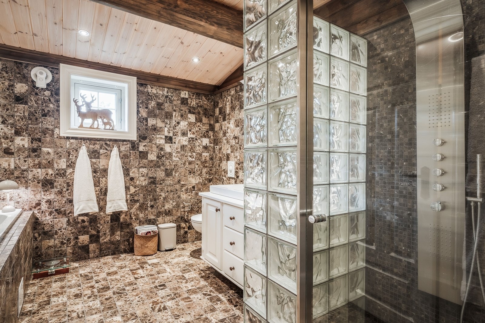 Badet er ellers innredet med servant nedfelt i innredning fra Os Trekultur og vegghengt toalett. Galleribilde