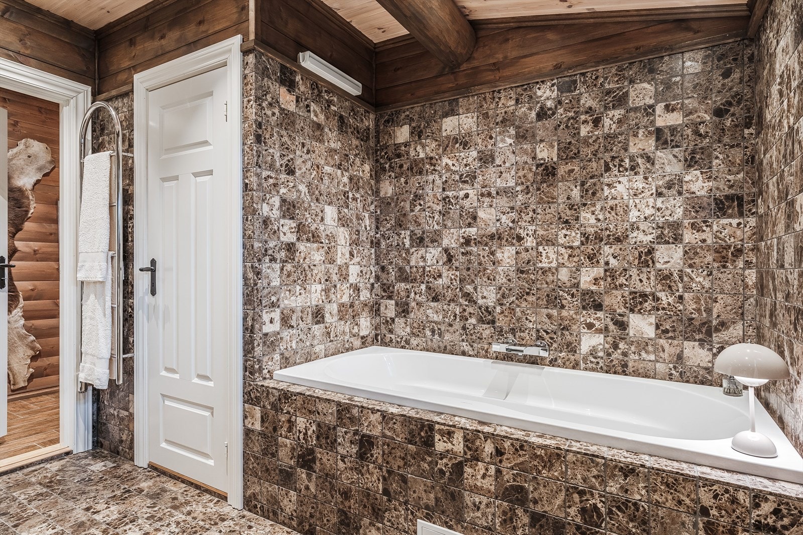 Fra badet er det egen dør inn til teknisk rom med fordelerskap for rør-i-rør system, vv-bereder, stoppekran og opplegg for vaskemaskin. Galleribilde