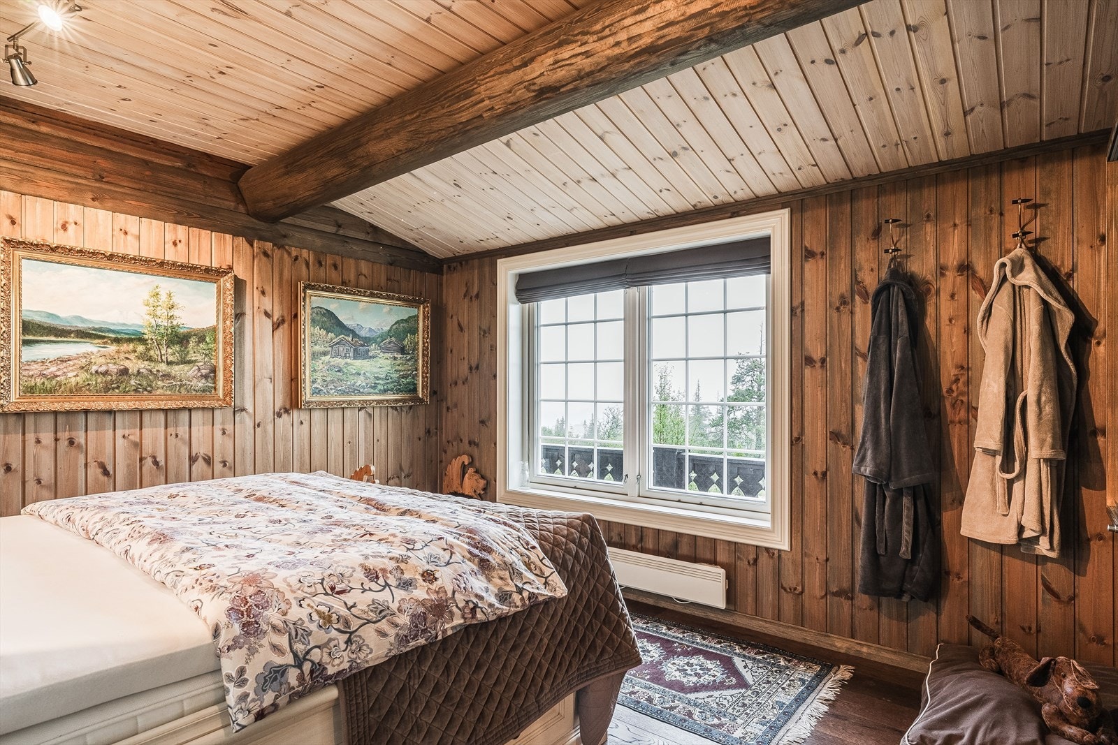 Fritidsboligen har tre fine soverom, alle innredet med flotte heltremøbler som virkelig står i stil med øvrig fremtoning. Galleribilde