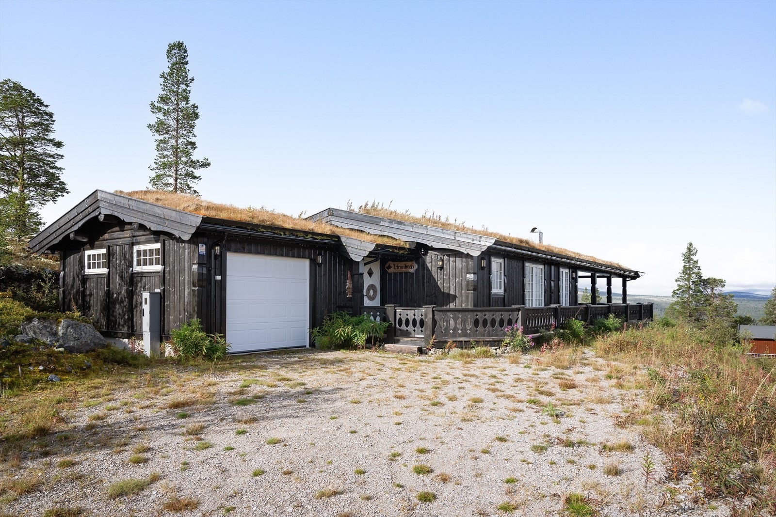En svært fin beliggenhet med vidstrakt utsikt som lett kan nytes fra flere rom eller ute på terrassen, og gode solforhold. Sammen med garasje med innvendig tilkomst, særdeles stor- og dels overbygd terrasse og jacuzzi er dette et godt sted å oppholde seg! Galleribilde