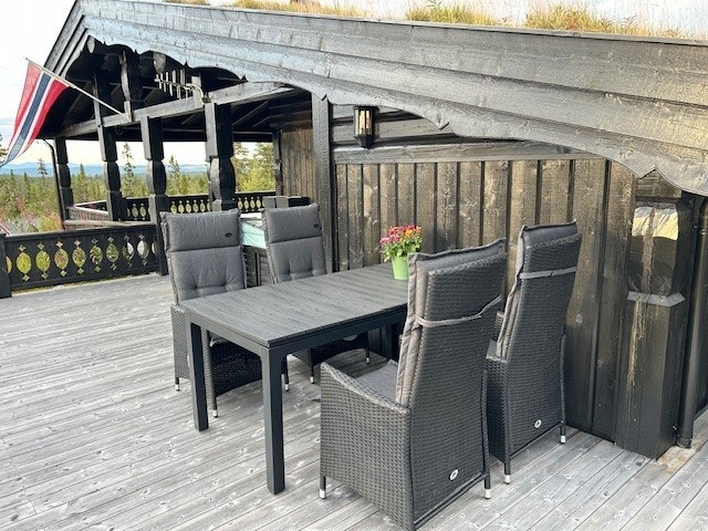 Terrassen strekker seg godt ut på vestsiden og rundt boden, og gir flere gode møbleringsmuligheter. Galleribilde