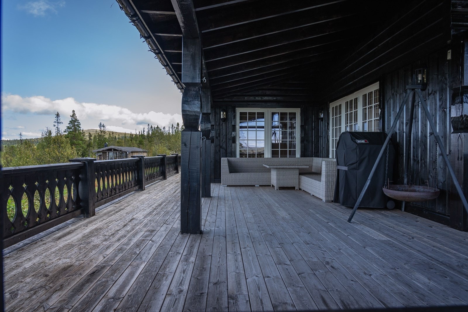 Nydelige omgivelser, formidabel utsikt og fantastiske friluftsmuligheter rett utenfor døren er noe av det som denne eiendommen kan by på! Galleribilde