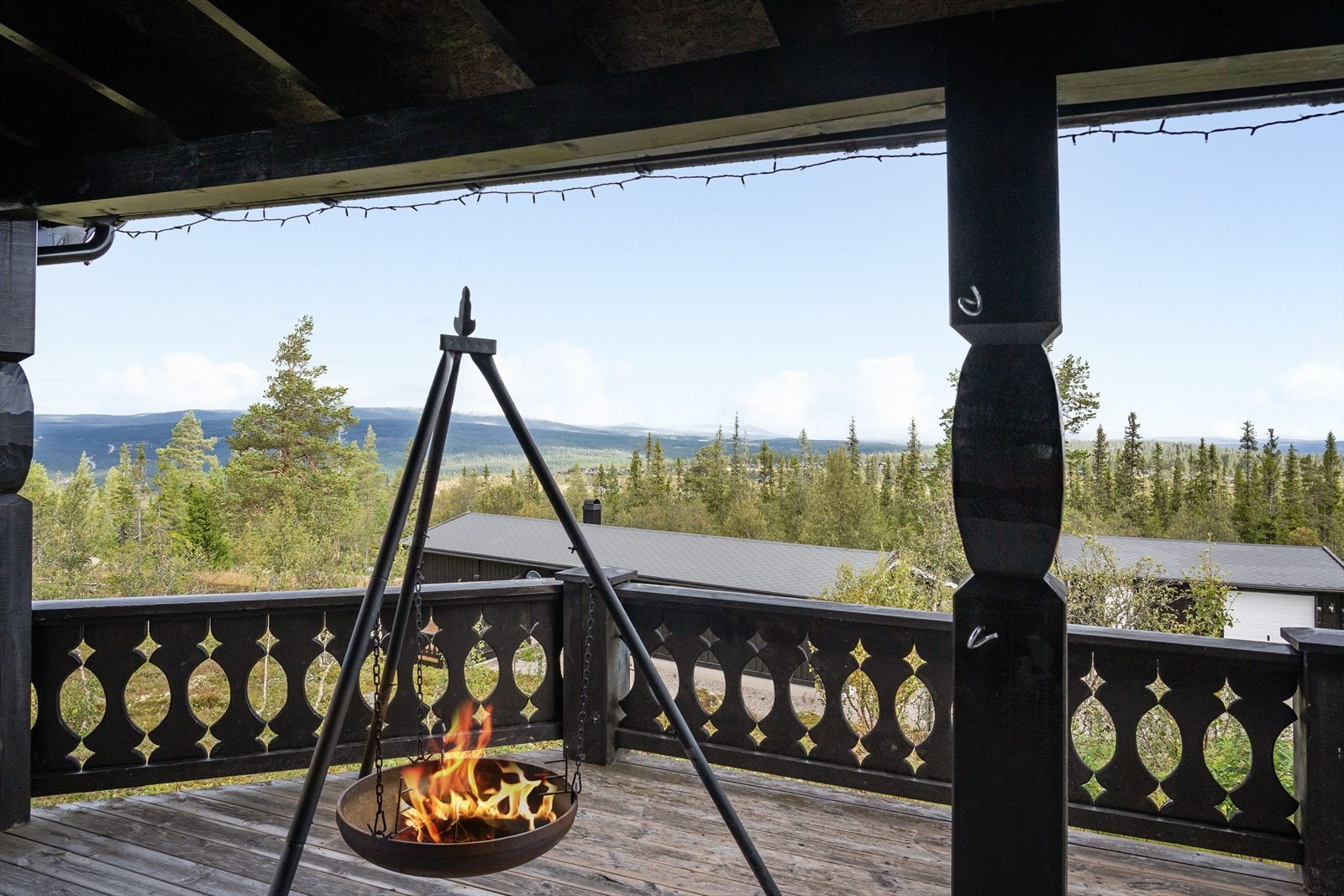 Den flotte beliggenheten høyt oppe i terrenget gir fantastisk utsikt i flere himmelretninger! Galleribilde