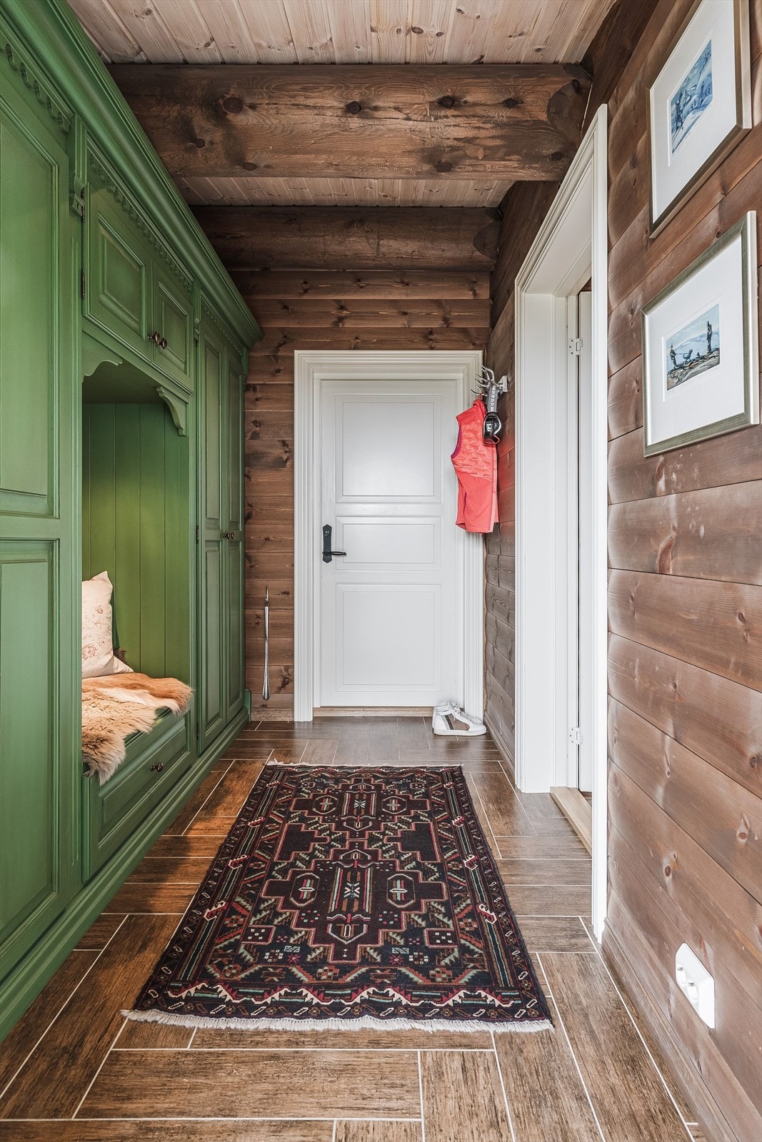 Velkommen inn! Når du kommer inn i hytta møtes du av en fin og flislagt entré med varmekabler i gulv. Et flott, heltre entrémøbel fra Os Trekultur sørger for praktiske oppbevaringsmuligheter og en behagelig plass å sette seg ned. Galleribilde