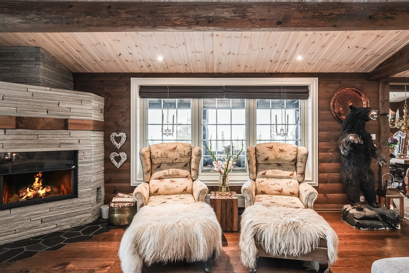 I stuen står en helt unik, massiv og steinlagt peis med Brunner peisinnsats. Legg merke til steinflisene foran peisen som er nedfelt i flukt med gulvet. Galleribilde