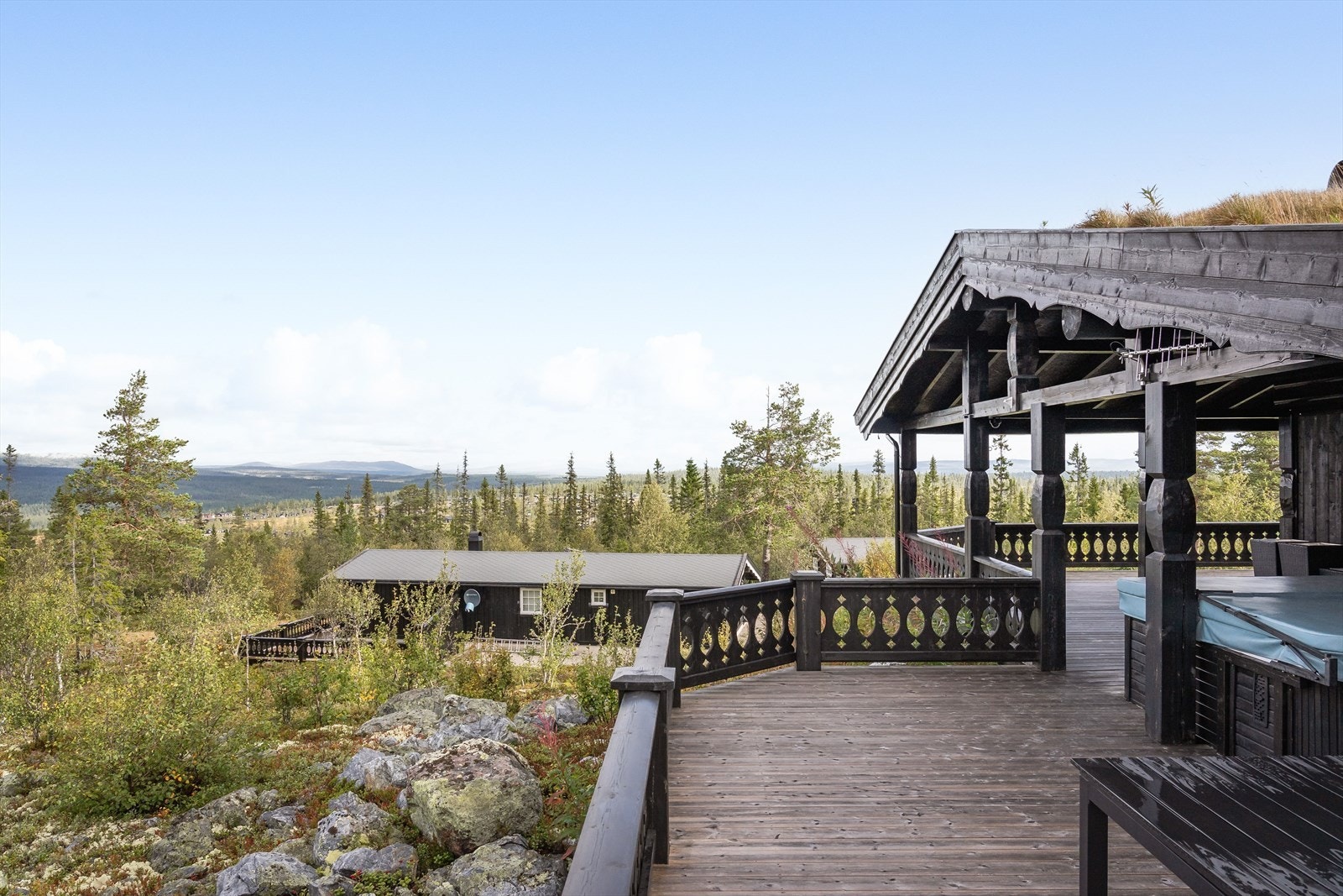 Utsikten sett nordover mot Hovden og fjelltopper ved Femunden, sett fra terrassens vestside. Galleribilde