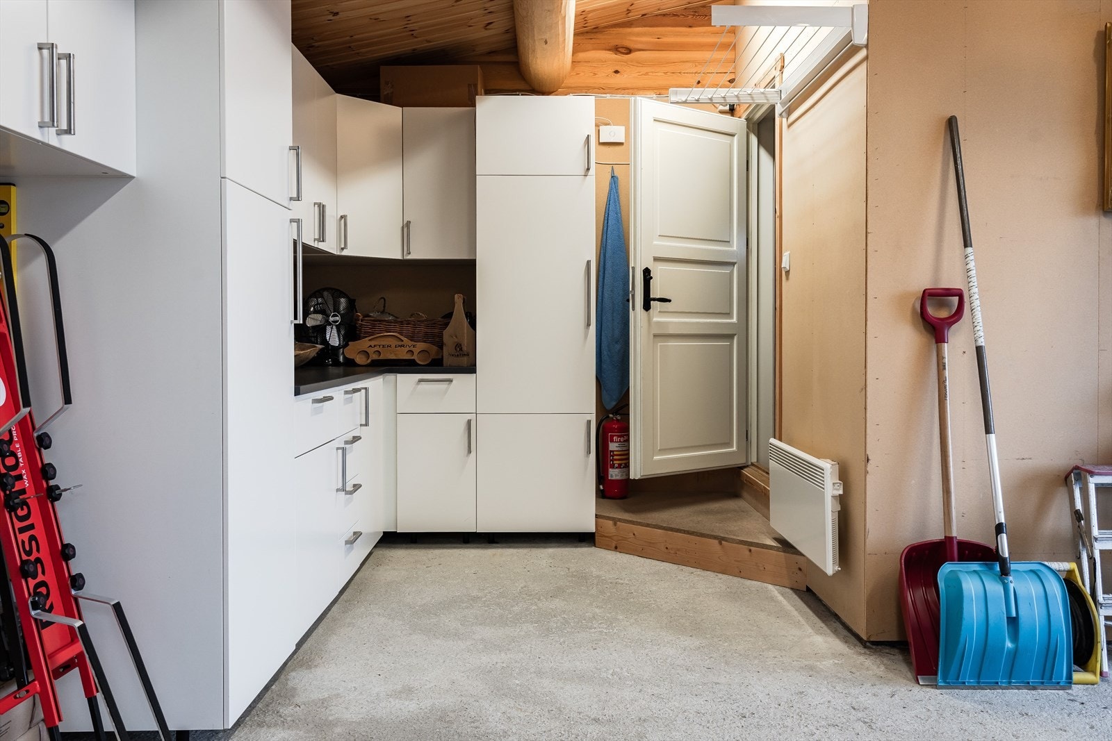 Direkte adkomst inn til entréen i hytta via garasjen - enklere blir det ikke! Galleribilde