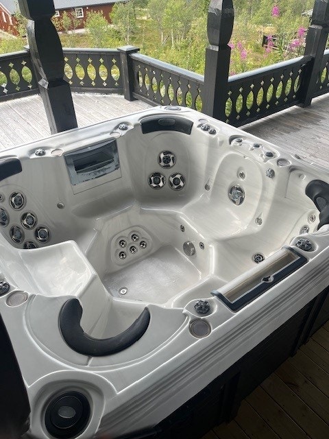 På terrassen under tak står det en fin jacuzzi som medfølger. Et flott sted å nyte kveldstimene i solnedgang eller under stjernehimmel og nordlys! Galleribilde