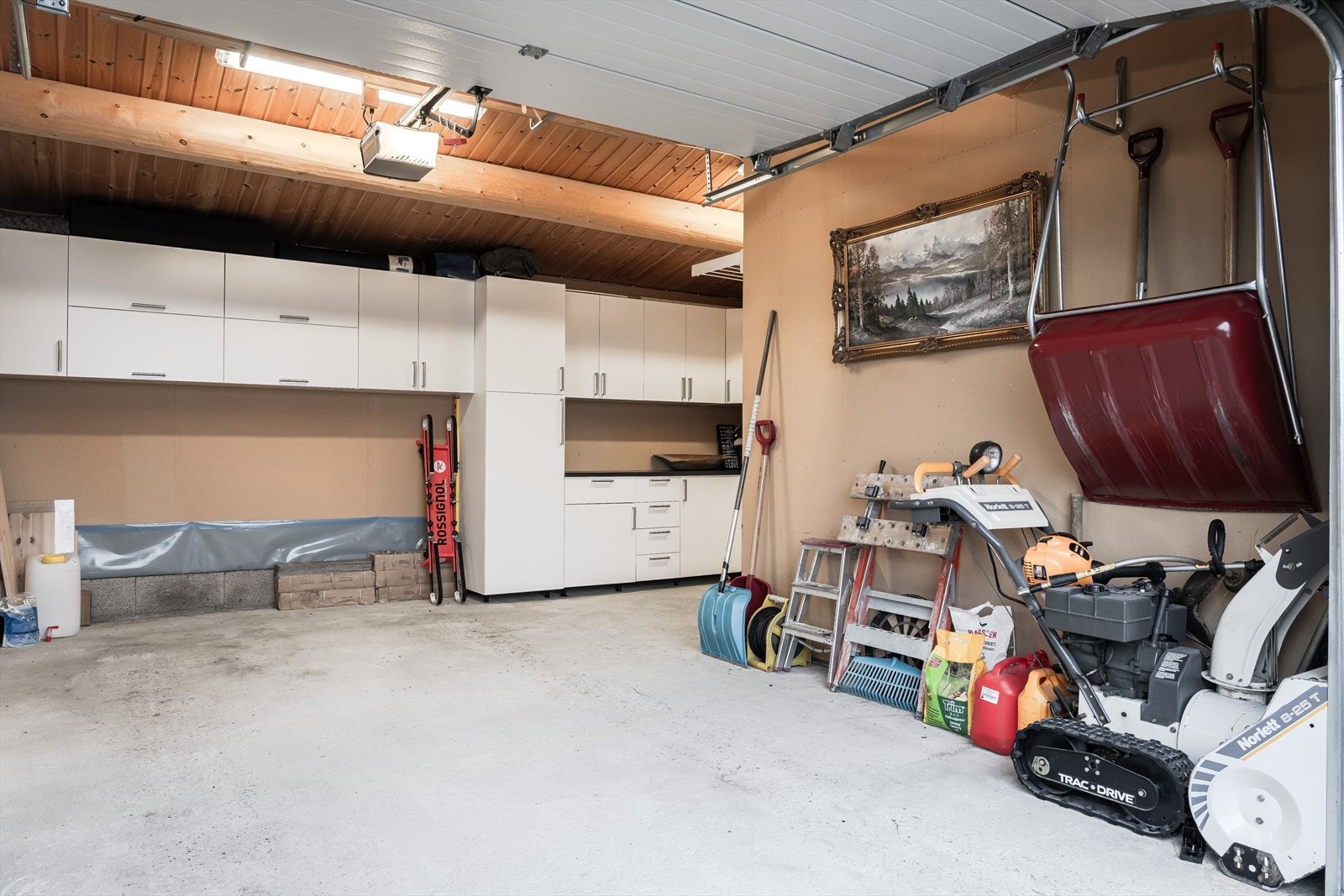 Garasjen som er sammenbygd med fritidsboligen har en biloppstillingsplass og elektrisk portåpner. Rommet er ellers innredet med en svært praktisk innredning og kjølemuligheter som sørger for at man har særdeles god oppbevarings- og matlagingsplass. Galleribilde