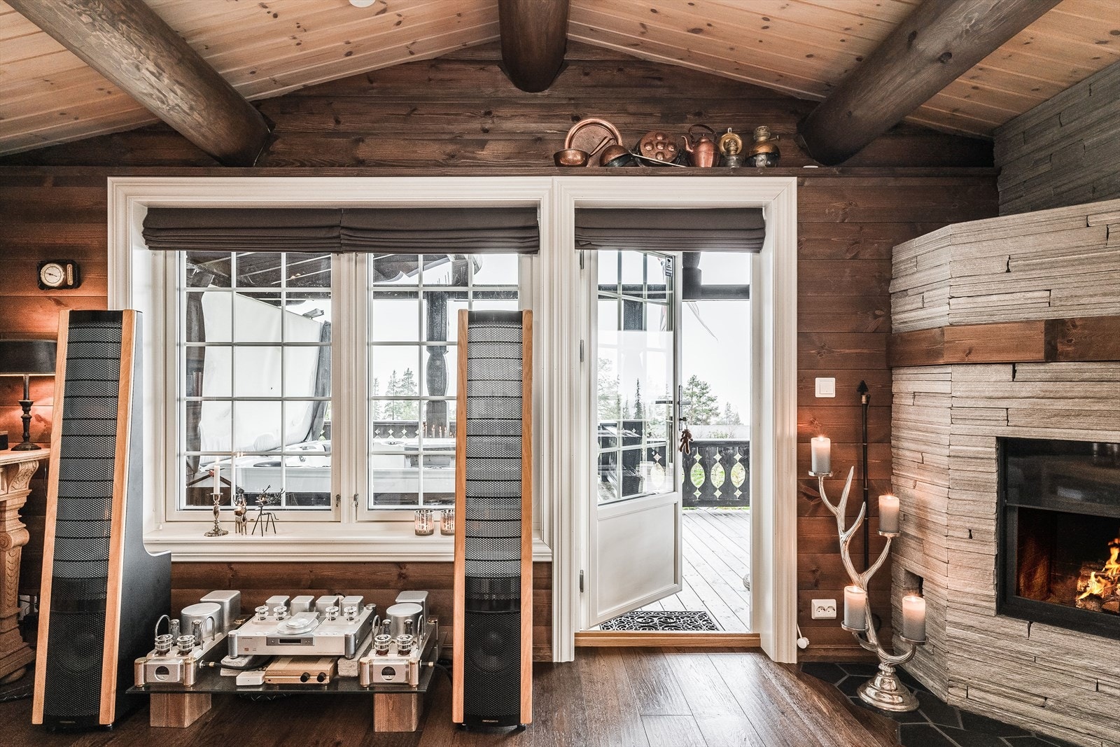 Med noen få steg er du ute på den store og dels overbygde terrassen på hele ca. 106 kvm! Hele terrassen er sammenhengende, og strekker seg helt fra inngangspartiet til baksiden av boden på hyttas' sørside. Galleribilde