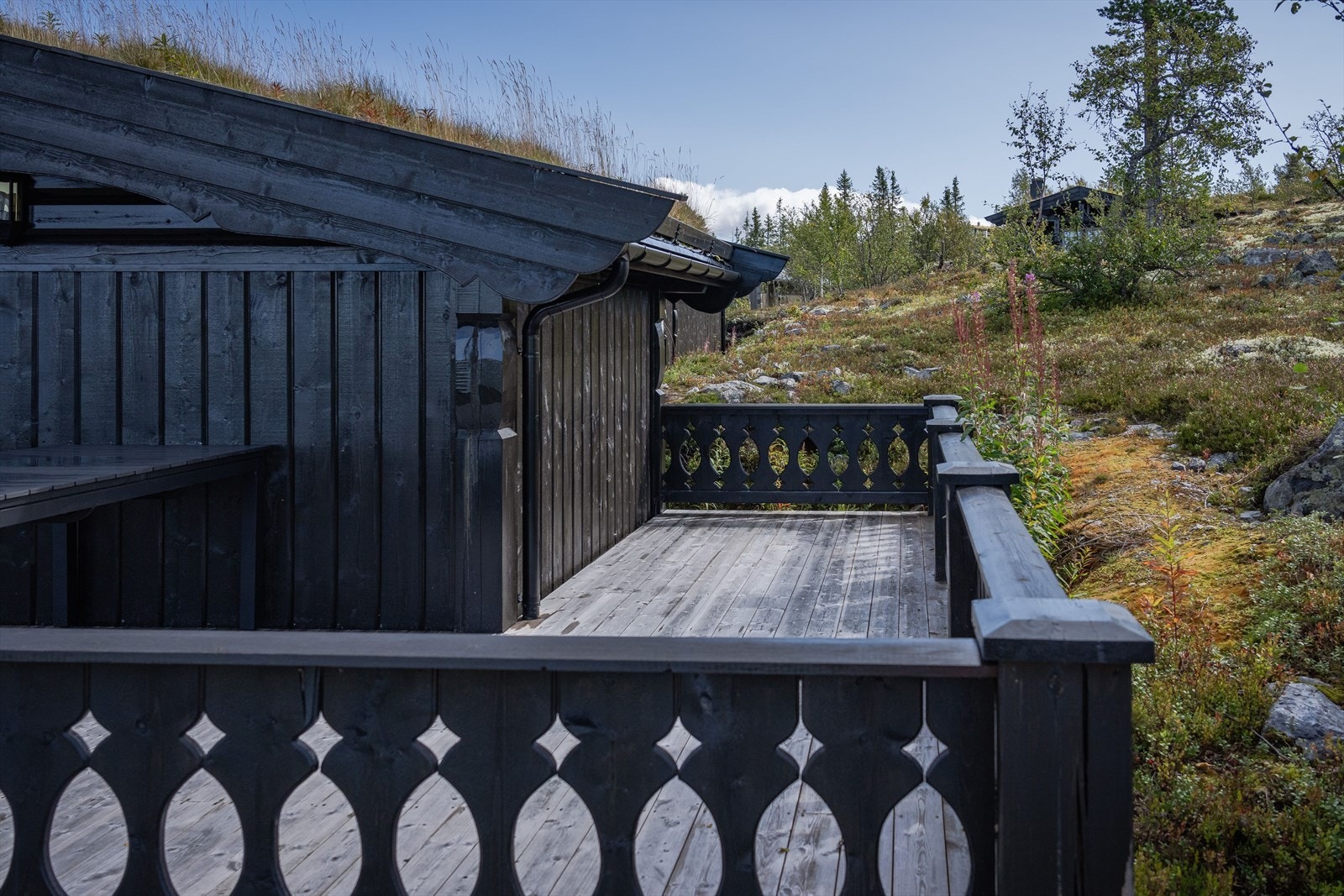 På sørsiden av hytta strekker terrassen seg rundt, slik at man kan sitte i solveggen i le for nordavinden. Galleribilde