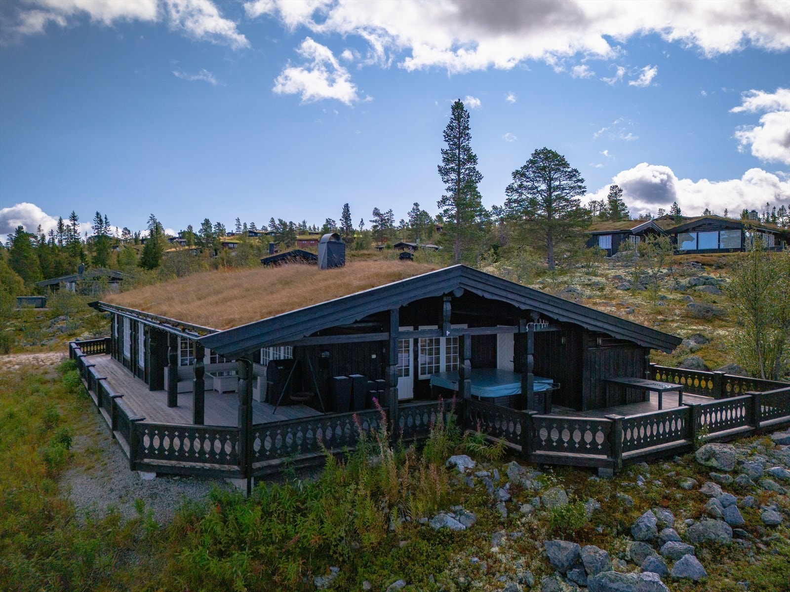 Området bak hytta i retning sør-st og Magnhildbrennskarven, som er et yndet turmål i nærområdet. Galleribilde