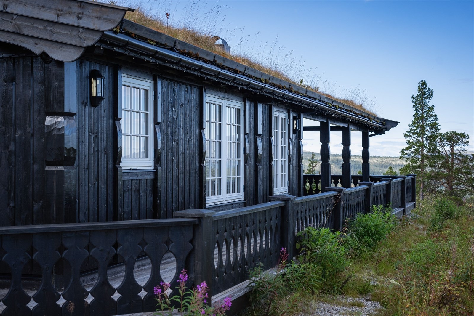Terrassen som er særdeles romslig, gir mange bruksmuligheter og byr på fantastisk solgang i tillegg til den upåklagelige utsikten. Galleribilde