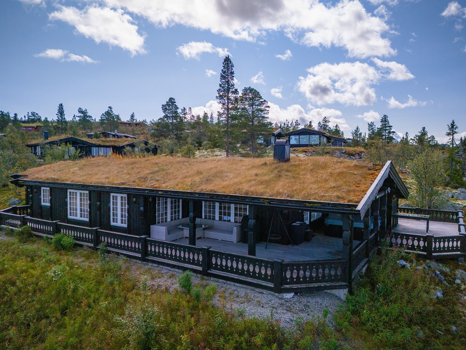 Eiendommer ligger lunt og fint i terrenget, samtidig som det er kort vei opp til snaufjellet. Galleribilde