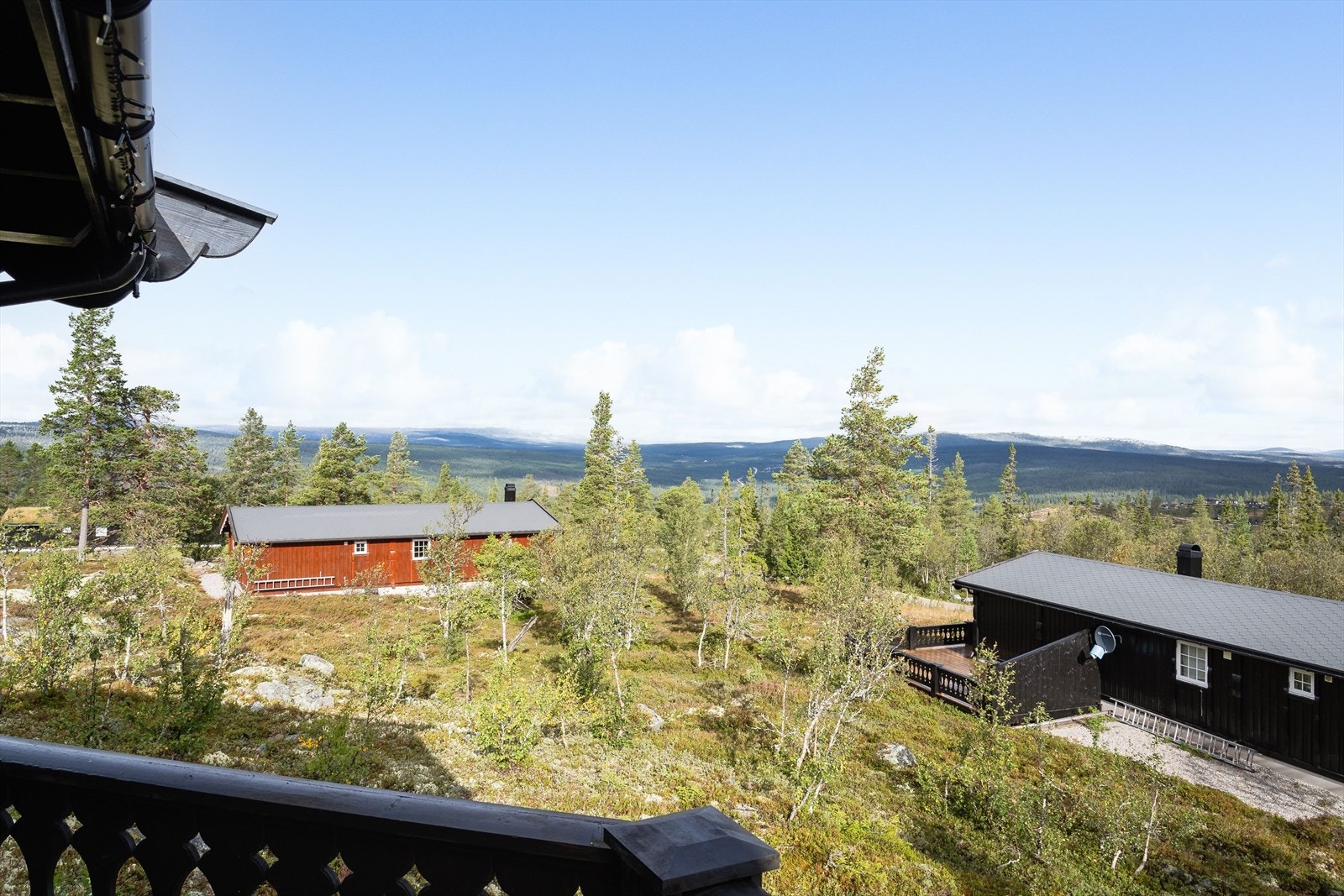 Er du på jakt etter noe helt spesielt med en særdeles god utsikt og beliggenhet høyt oppe i terrenget, kan dette virkelig være eiendommen du ser etter! Galleribilde