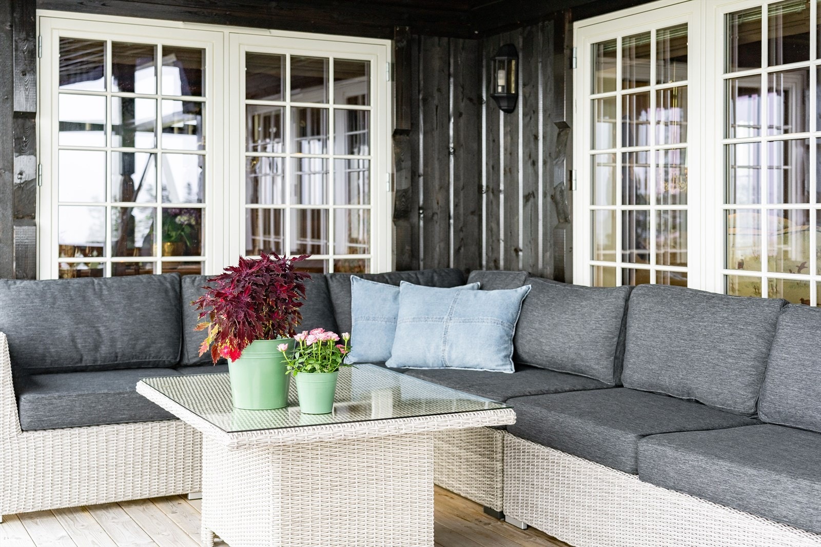 Med flere overbygde soner kan man nyte det å sitte ute selv om regnet pøser ned. Galleribilde