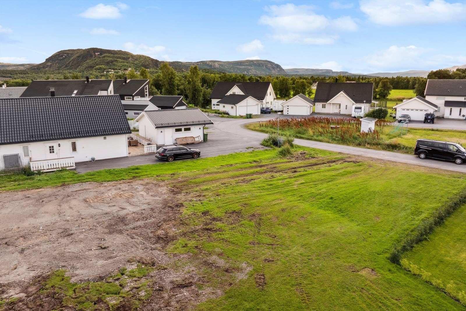 Eiendommen har en fin beliggenhet i et rolig og veletablert boligområde på Aronnes. Galleribilde