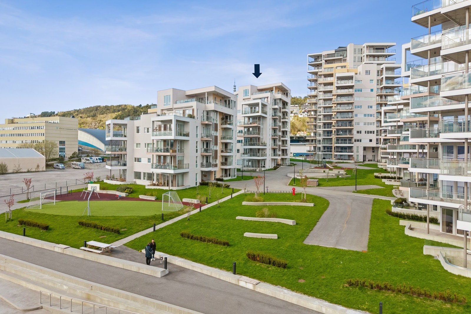 Leiligheten ligger i 2. etasje i blokken som er markert med en pil. Galleribilde