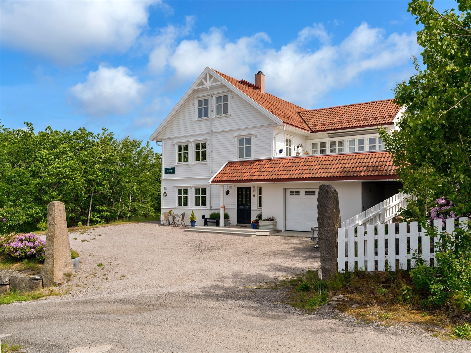 Eiendommen ligger godt tilbaketrukket og i rolig blindgate uten gjennomgangstrafikk. Galleribilde