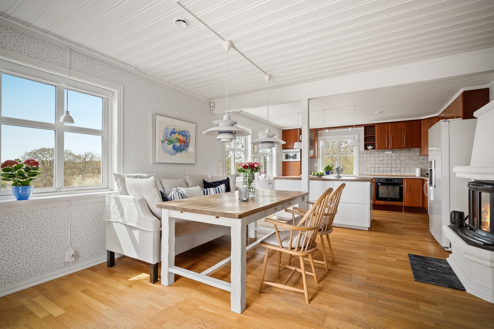 I direkte tilknytning til kjøkkenet er det god plass til et romslig spisebord - perfekt for sosiale frokoster, hverdagsmiddager og hyggelige sammenkomster. Galleribilde