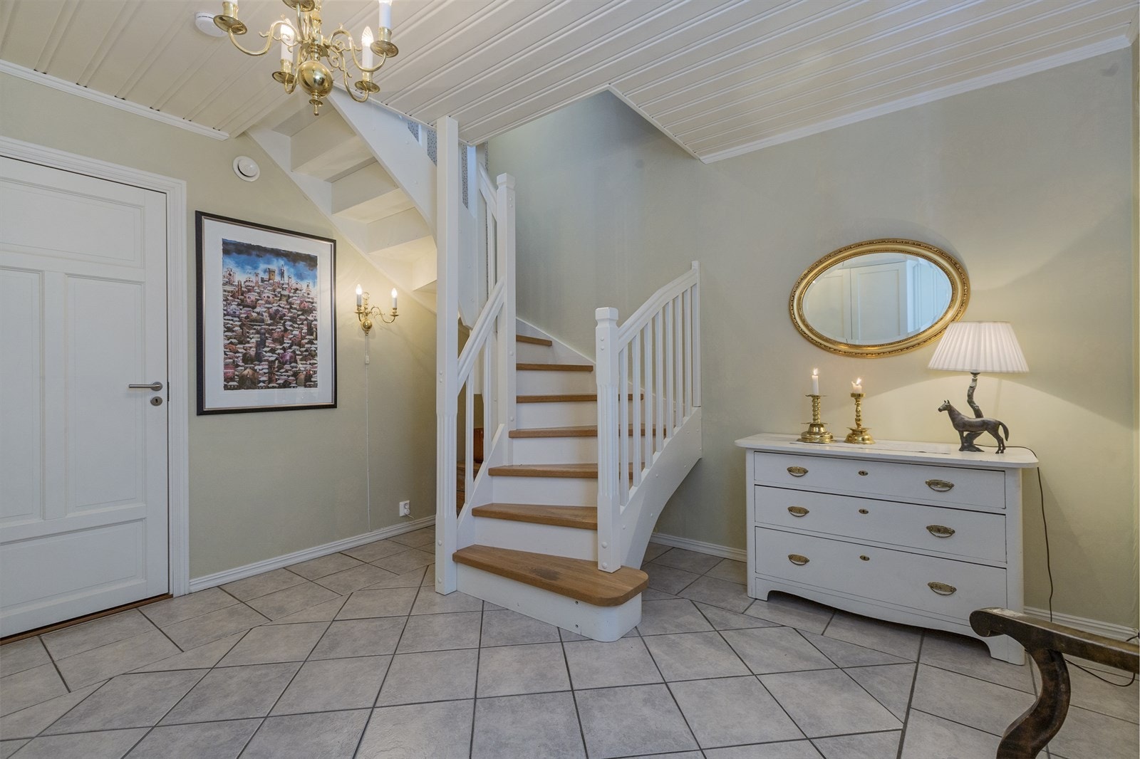 Entré og hall er flislagt og praktisk med god plass og direkte adkomst til vaskerom (dør til venstre i bildet). Galleribilde